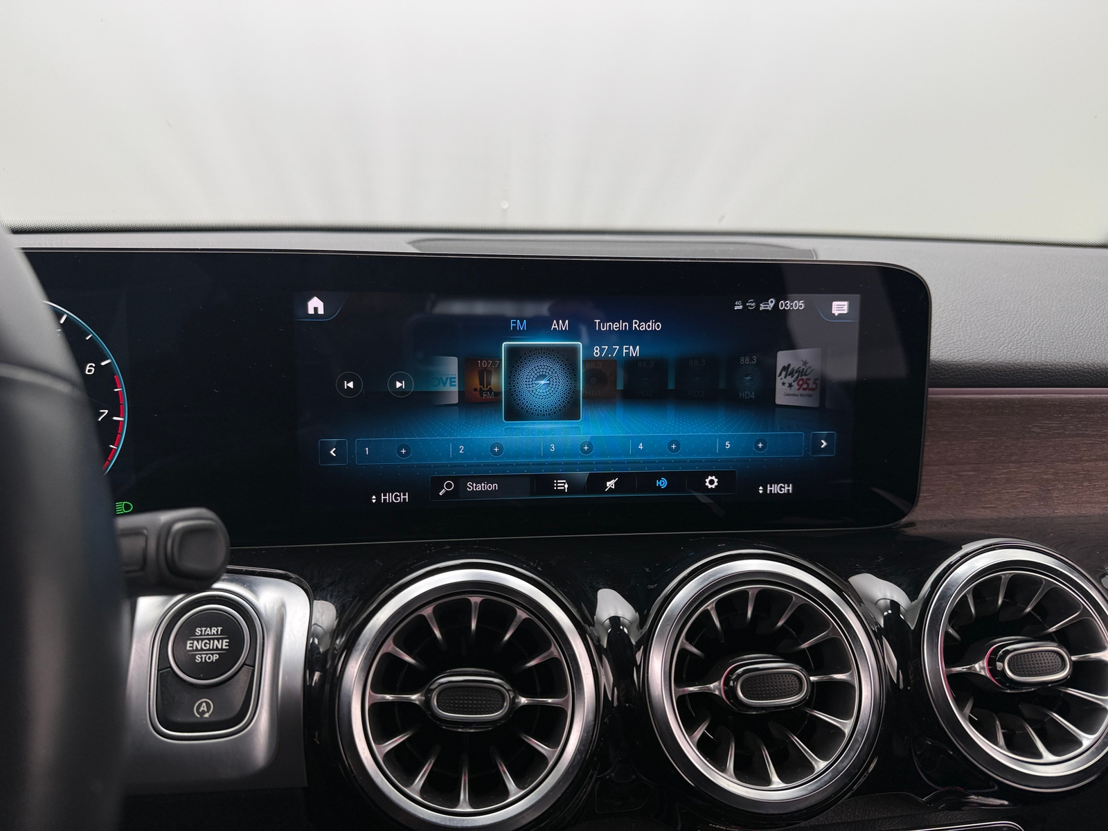 Thumbnail: 2022 Mercedes-Benz GLB - 3