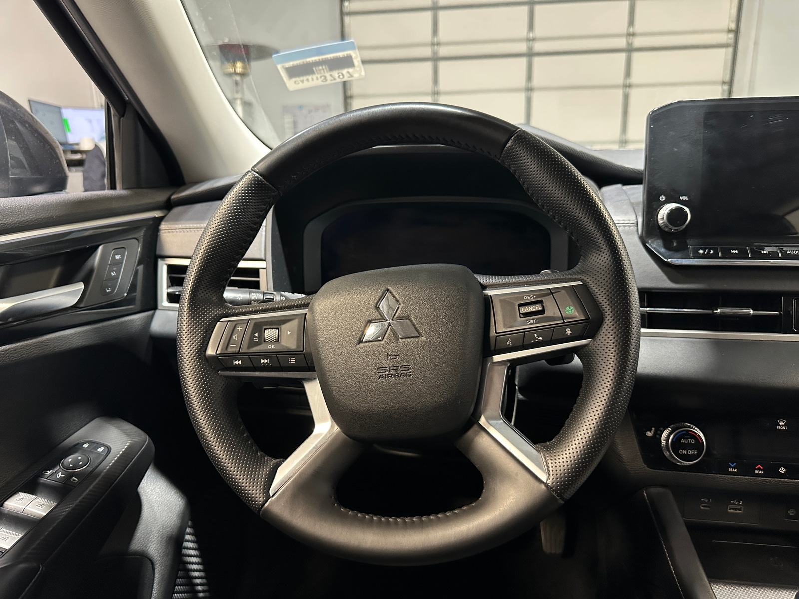 Thumbnail: 2024 Mitsubishi Outlander - 4