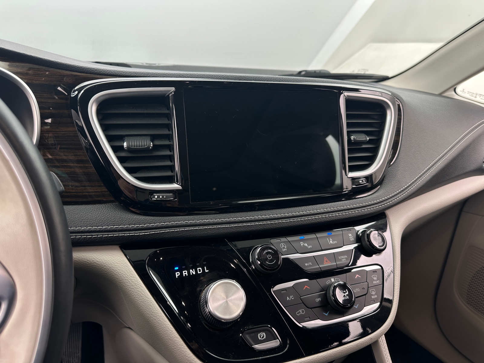 Thumbnail: 2021 Chrysler Pacifica - 3