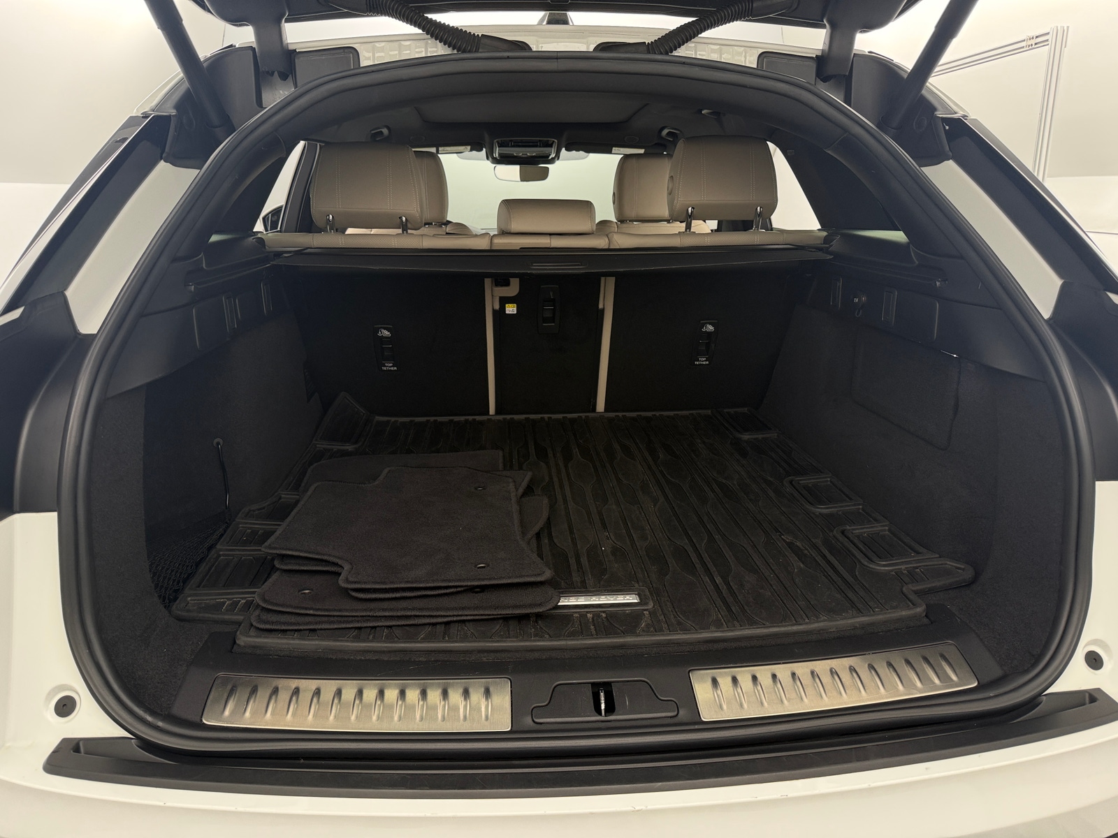 Thumbnail: 2021 Land Rover Range Rover Velar - 6