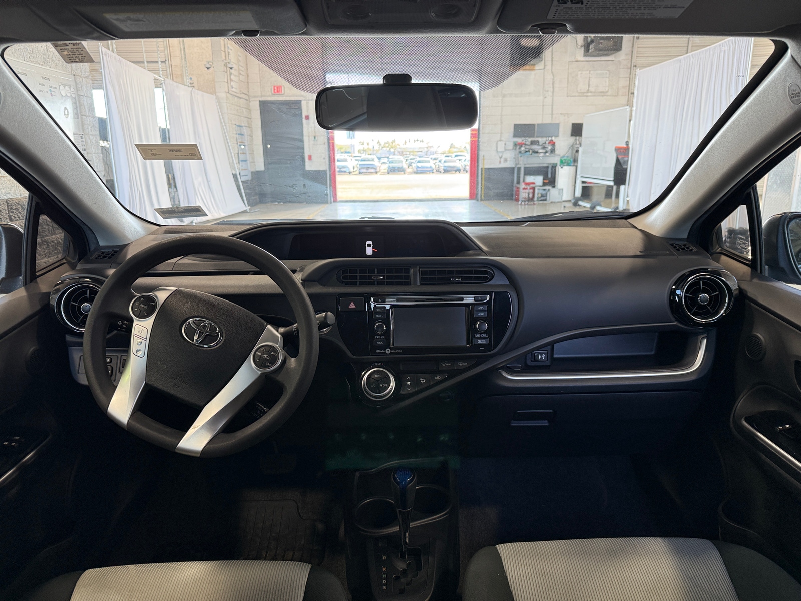 Thumbnail: 2015 Toyota Prius c - 3