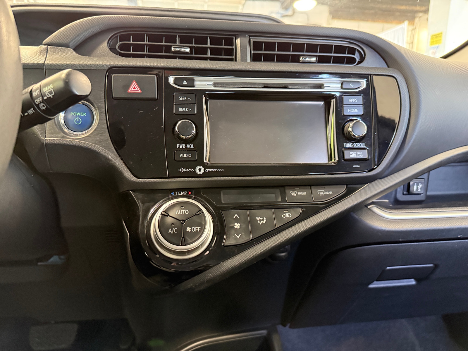 Thumbnail: 2015 Toyota Prius c - 4