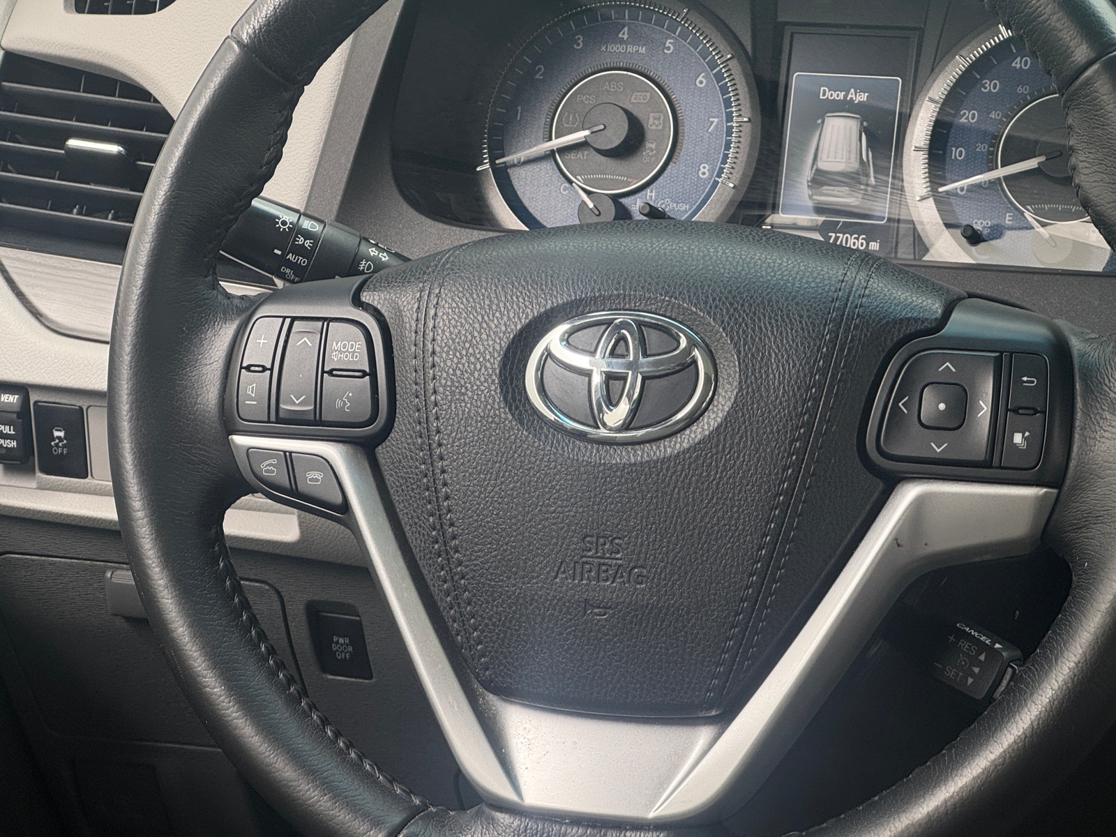 Thumbnail: 2017 Toyota Sienna - 4