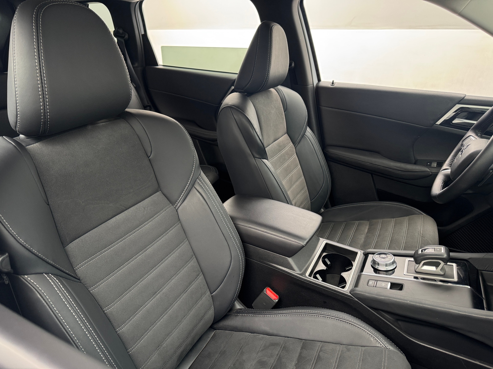 Thumbnail: 2024 Mitsubishi Outlander - 2