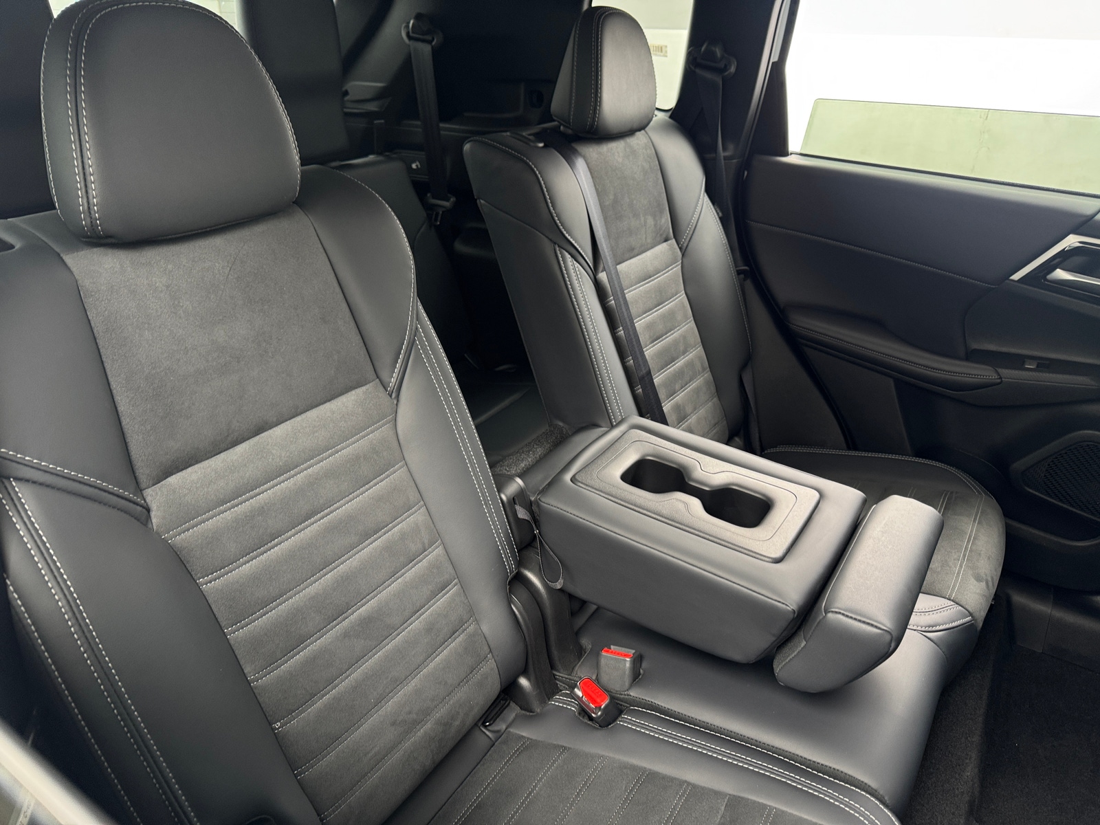 Thumbnail: 2024 Mitsubishi Outlander - 6