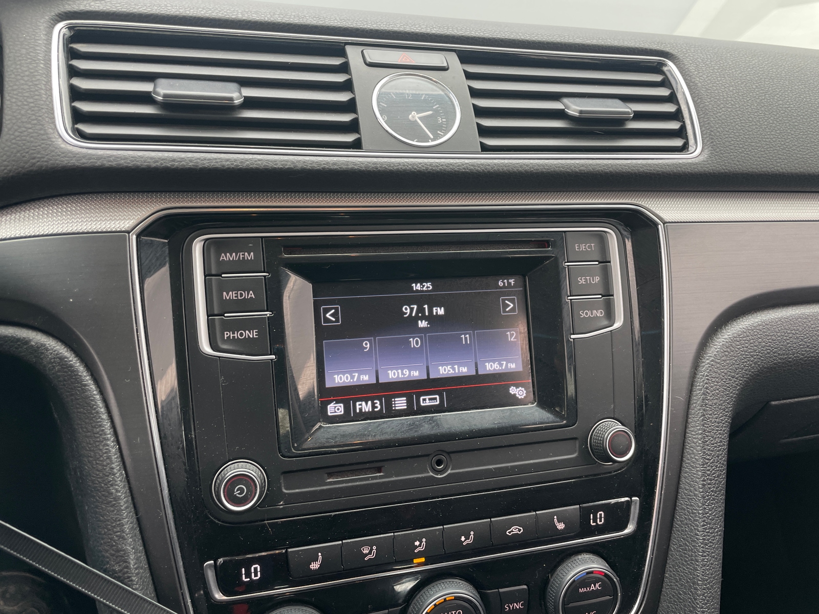 Thumbnail: 2016 Volkswagen Passat - 4