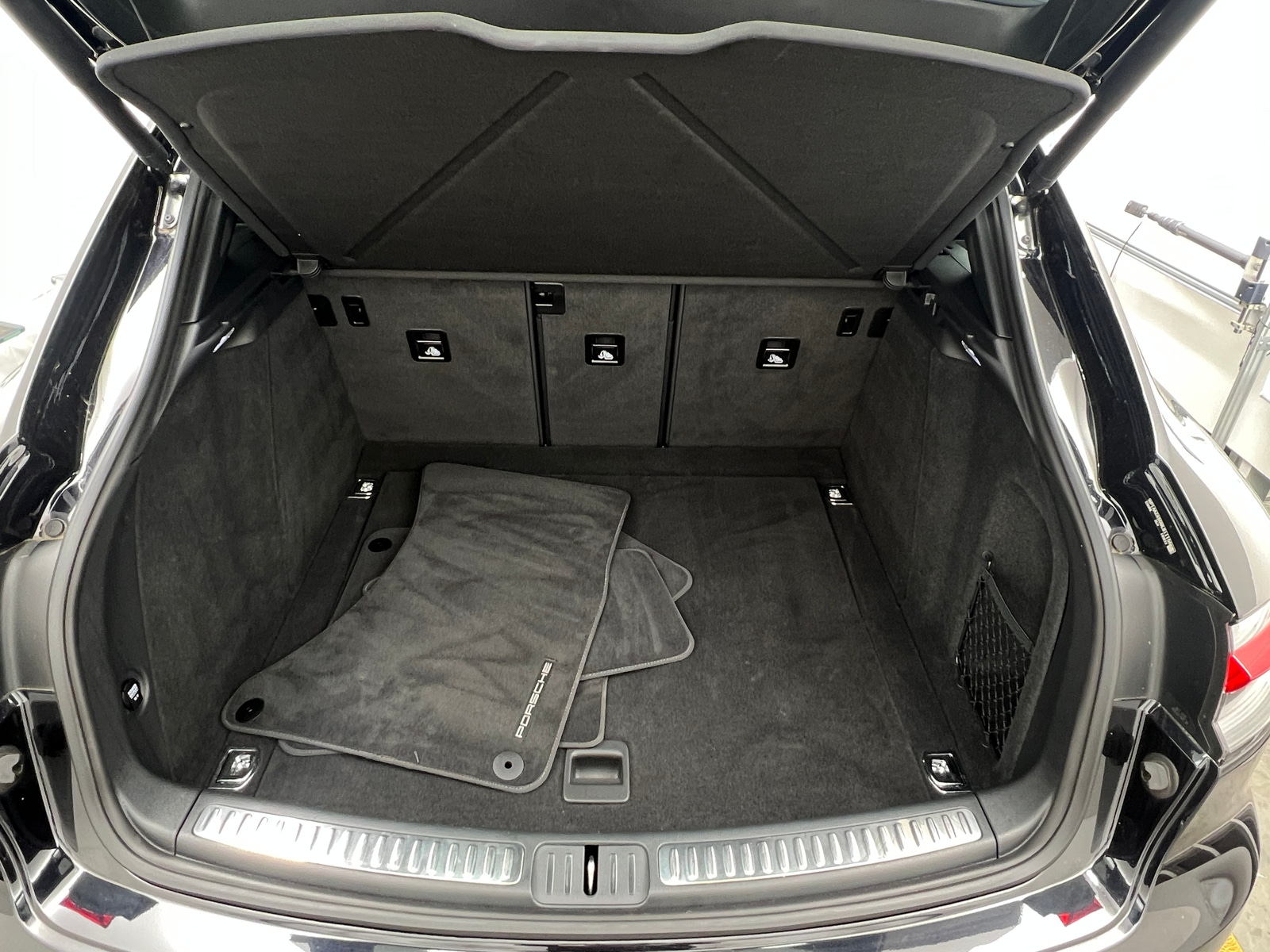 Thumbnail: 2021 Porsche Macan - 6