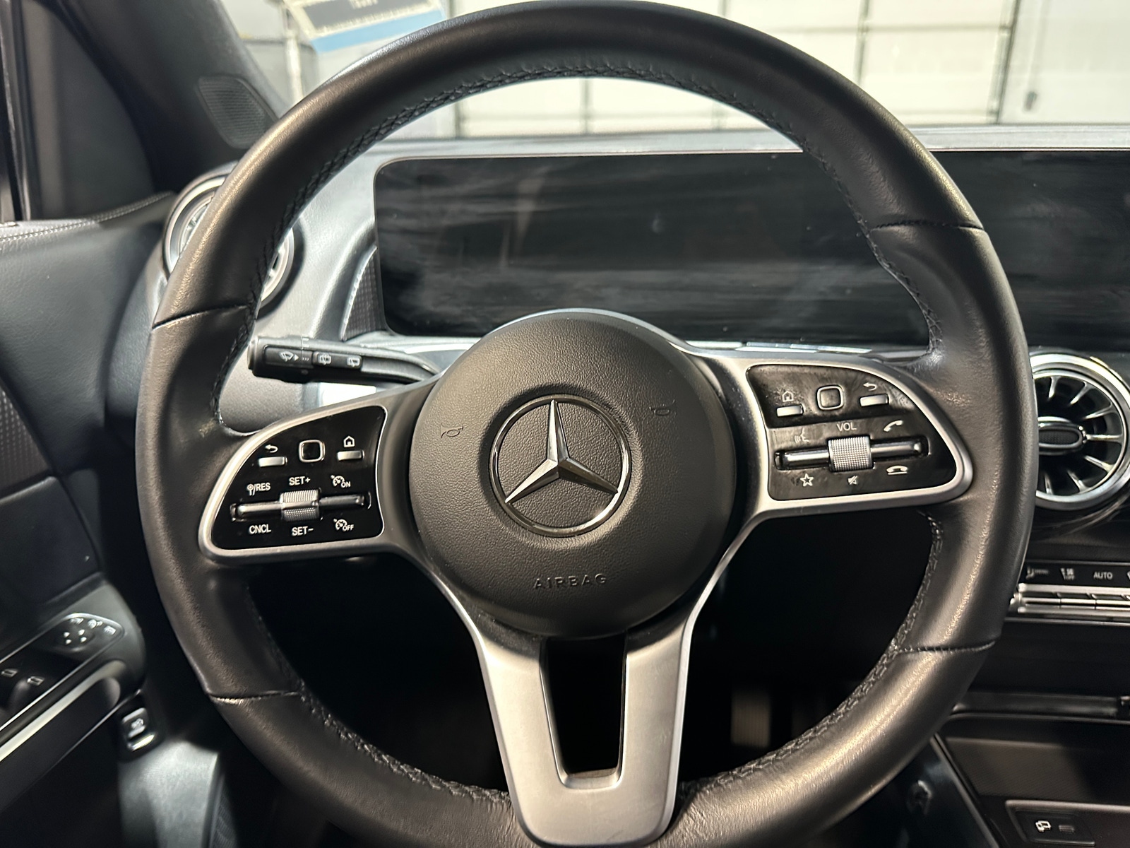 Thumbnail: 2022 Mercedes-Benz GLB - 4