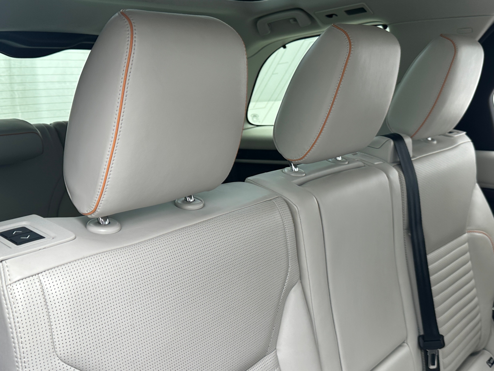 Thumbnail: 2020 Land Rover Discovery - 5