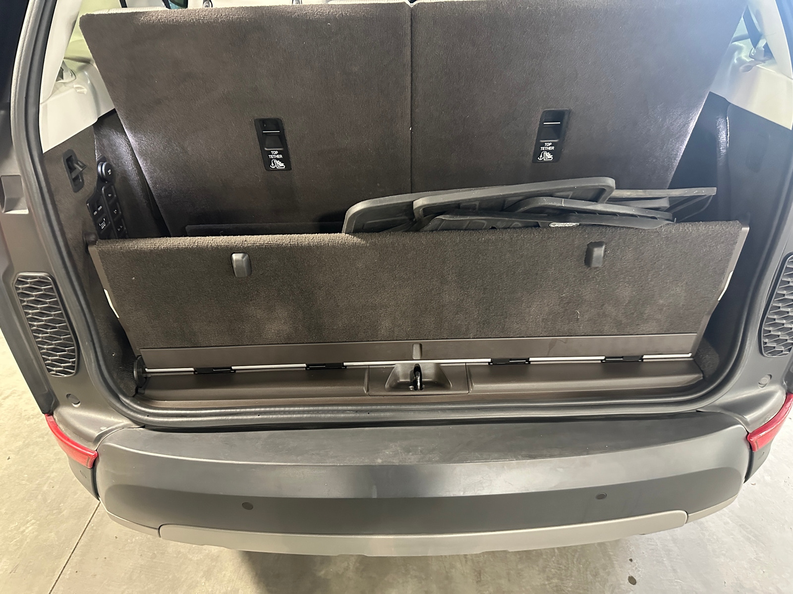 Thumbnail: 2020 Land Rover Discovery - 6