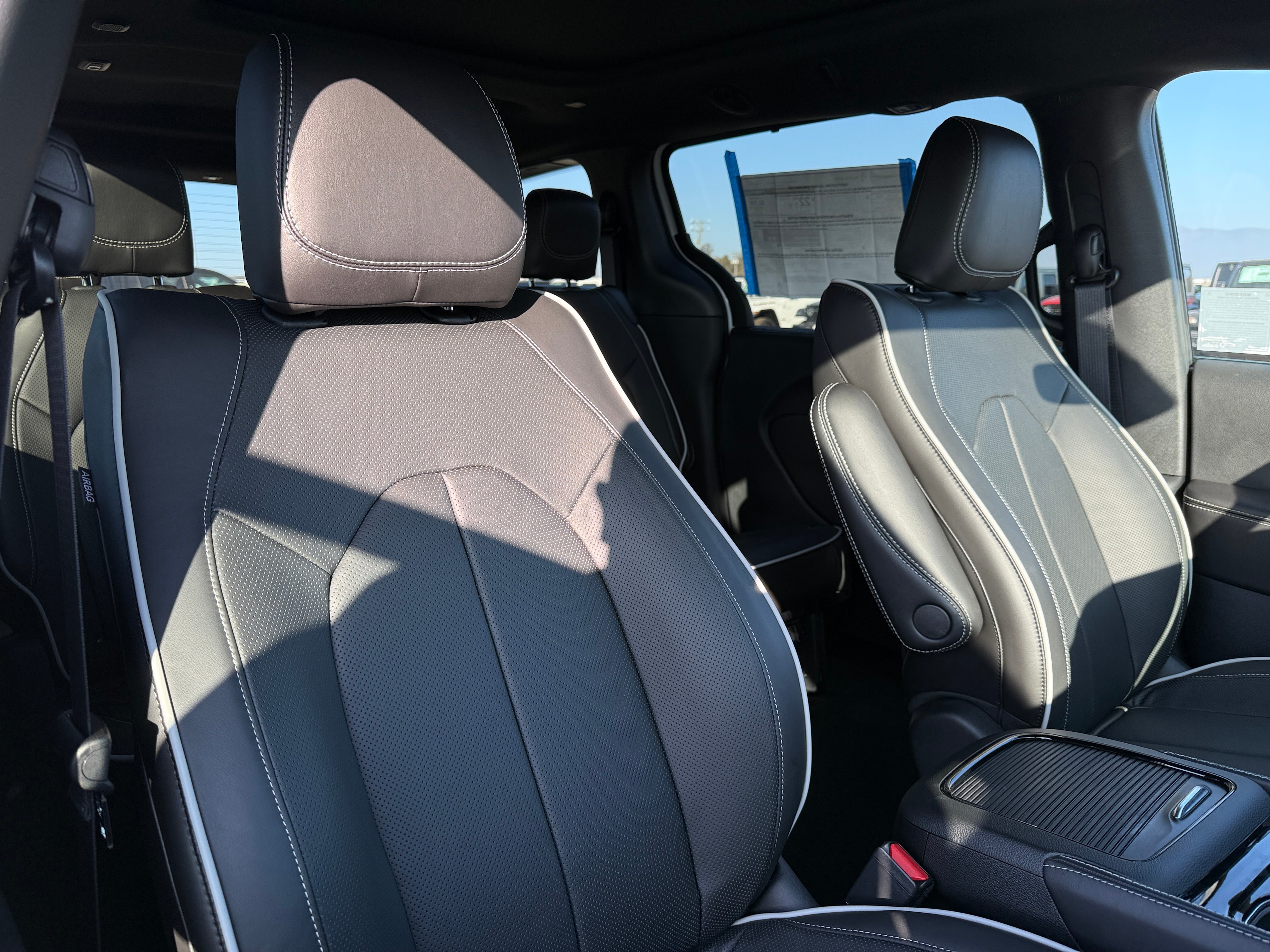 2026 Chrysler Pacifica Limited's photo