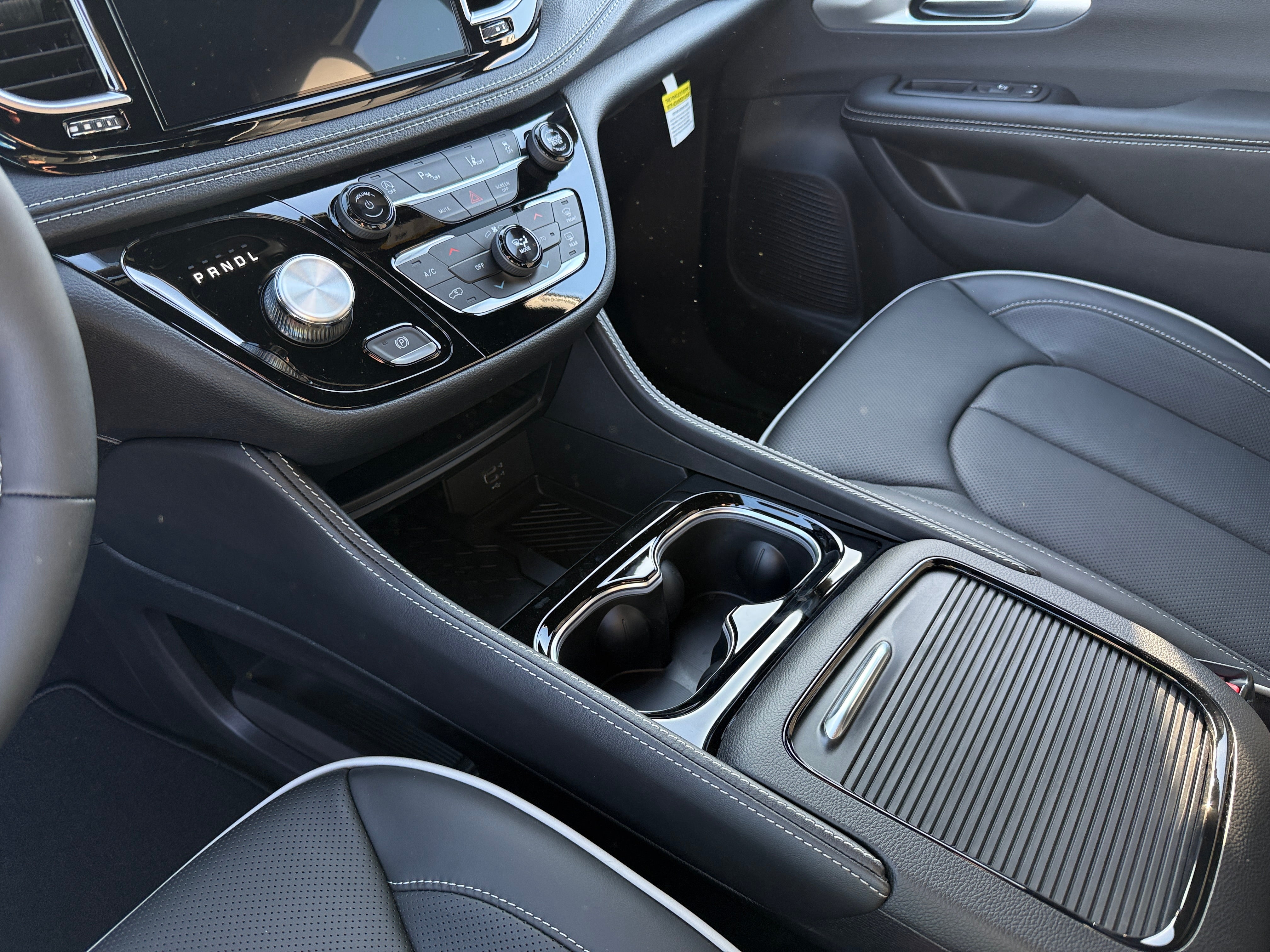 2026 Chrysler Pacifica Limited - Photo 8