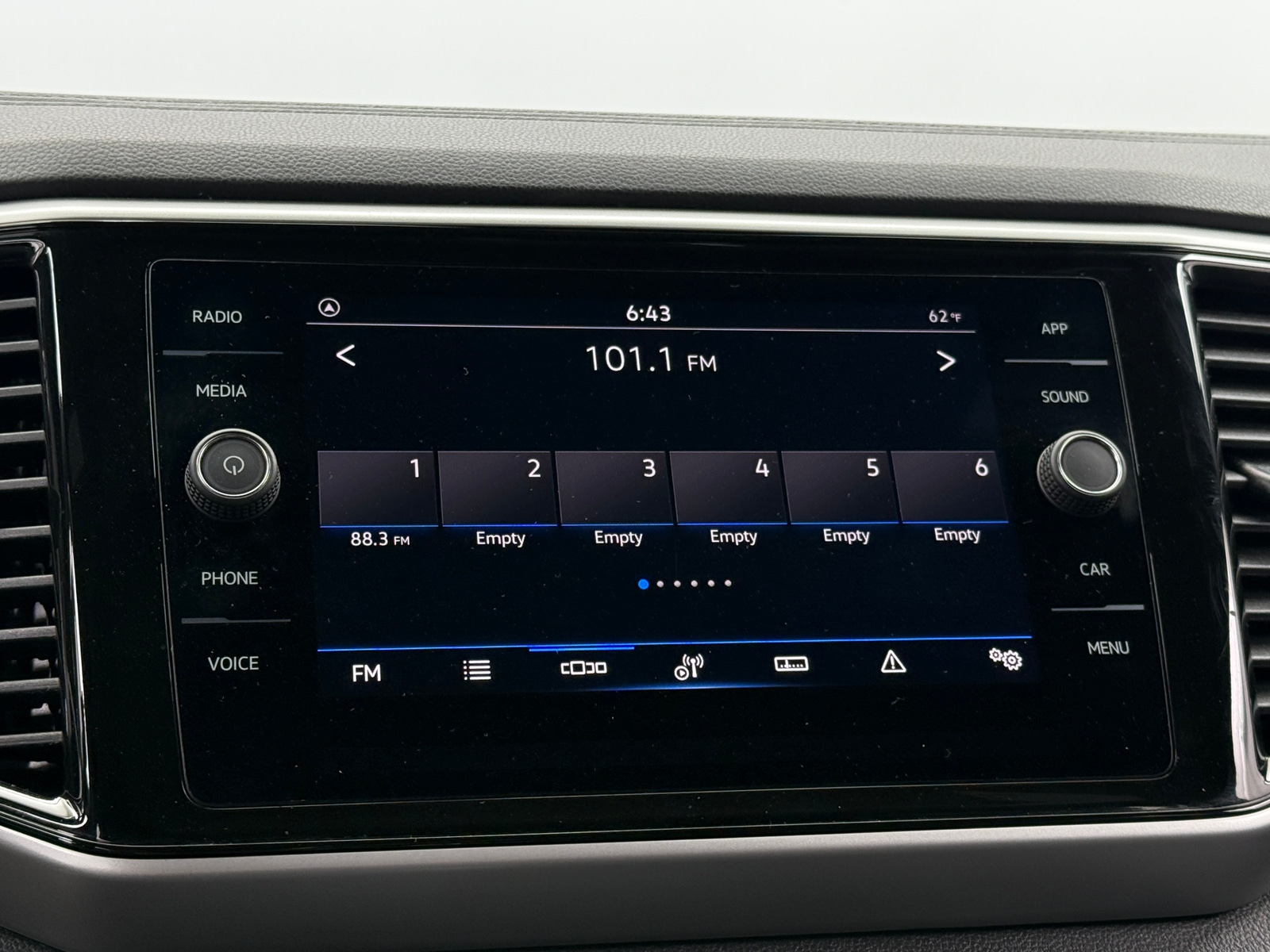 Thumbnail: 2023 Volkswagen Atlas - 3