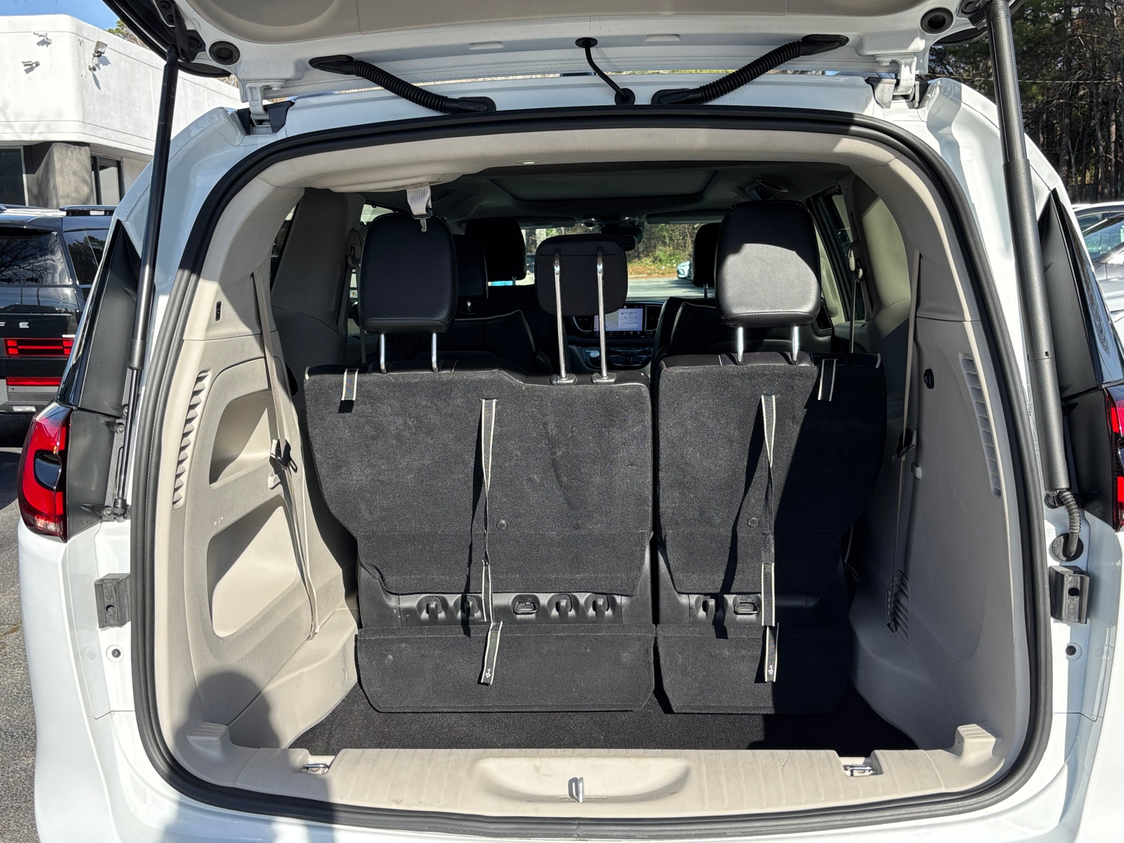 Thumbnail: 2023 Chrysler Pacifica - 6