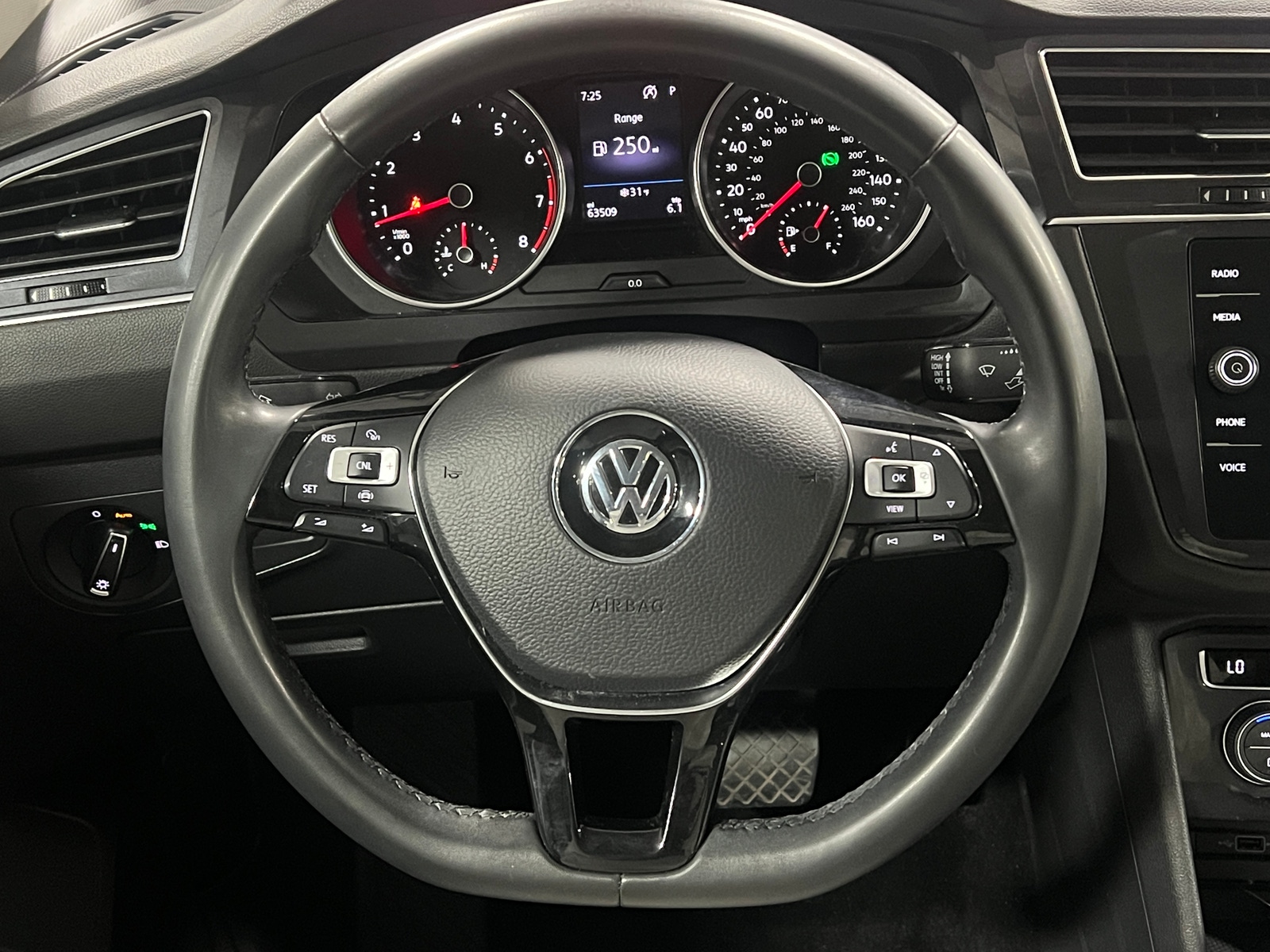 Thumbnail: 2020 Volkswagen Tiguan - 4