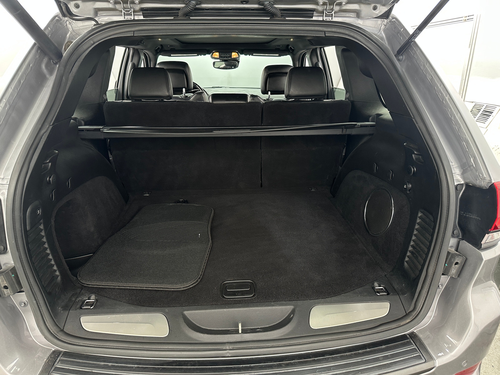 Thumbnail: 2020 Jeep Grand Cherokee - 6