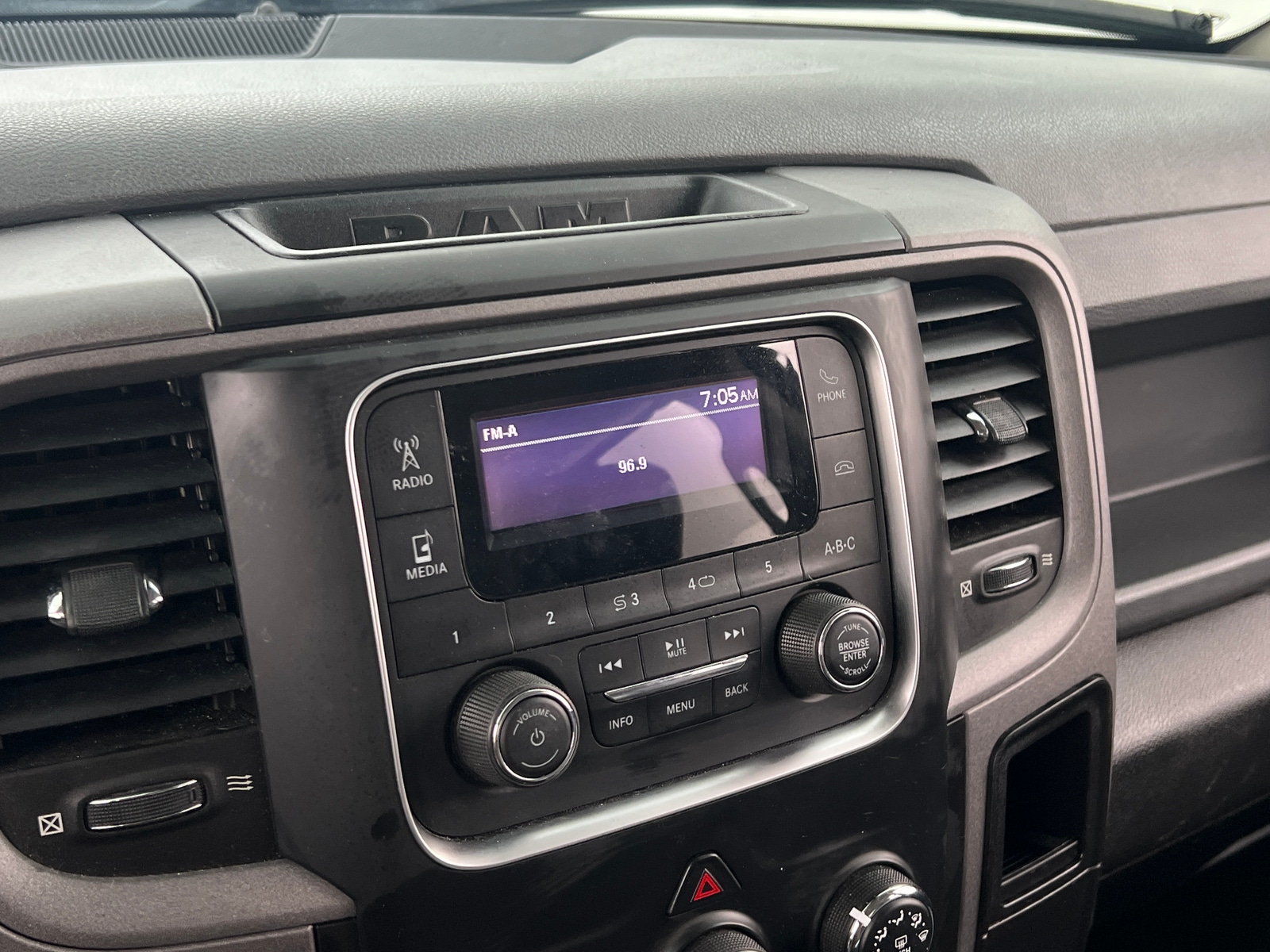 Thumbnail: 2019 RAM 1500 Classic - 3