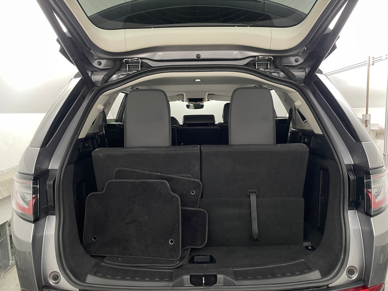 Thumbnail: 2020 Land Rover Discovery Sport - 6