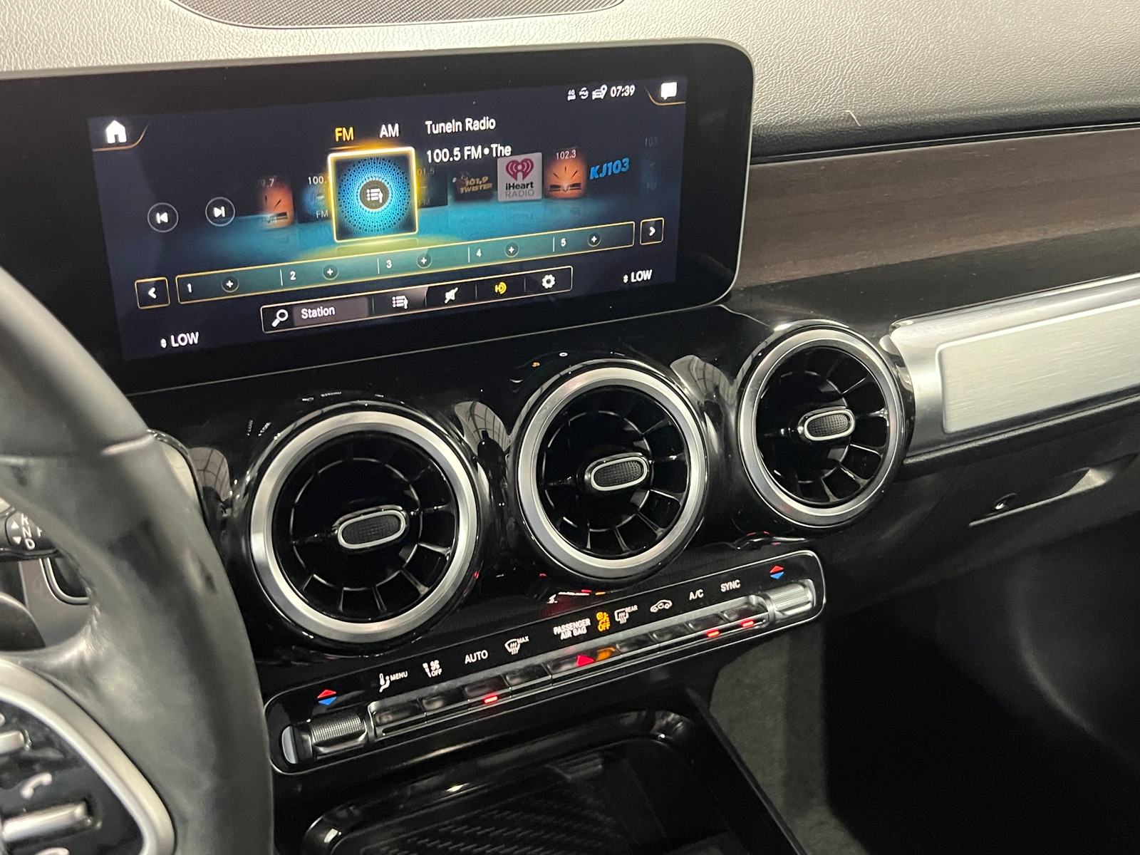 Thumbnail: 2020 Mercedes-Benz GLB - 3