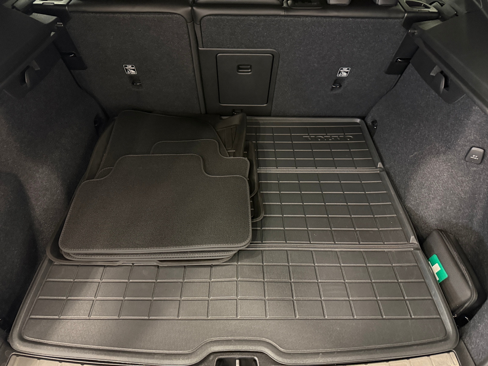 Thumbnail: 2024 Volvo XC40 - 6