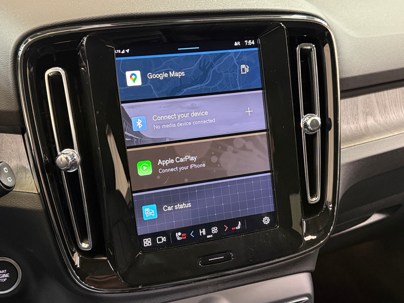 Thumbnail: 2024 Volvo XC40 - 3