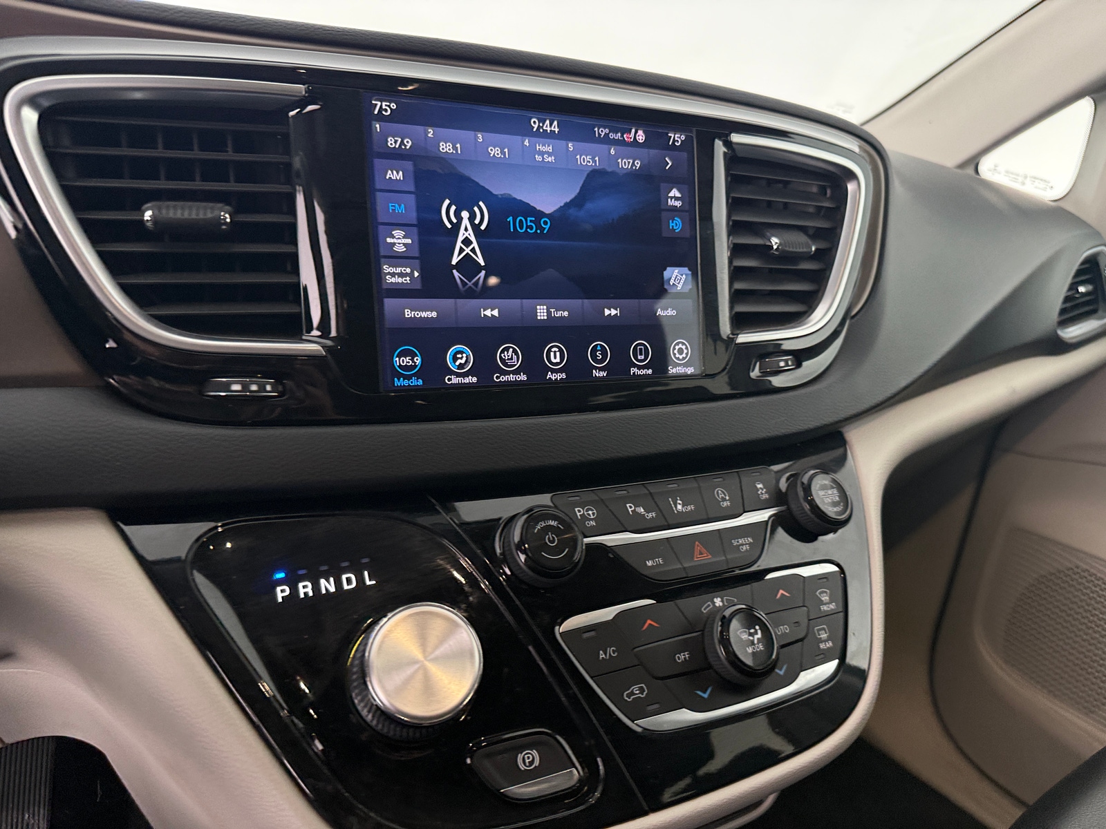 Thumbnail: 2019 Chrysler Pacifica - 3