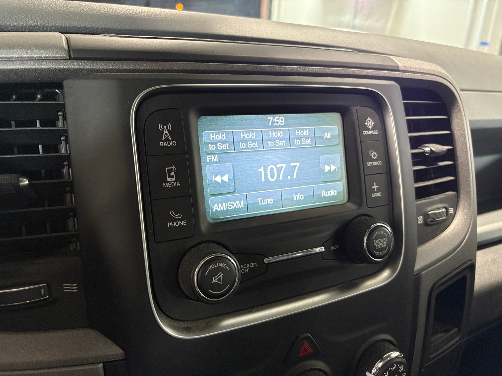 Thumbnail: 2019 RAM 1500 Classic - 4