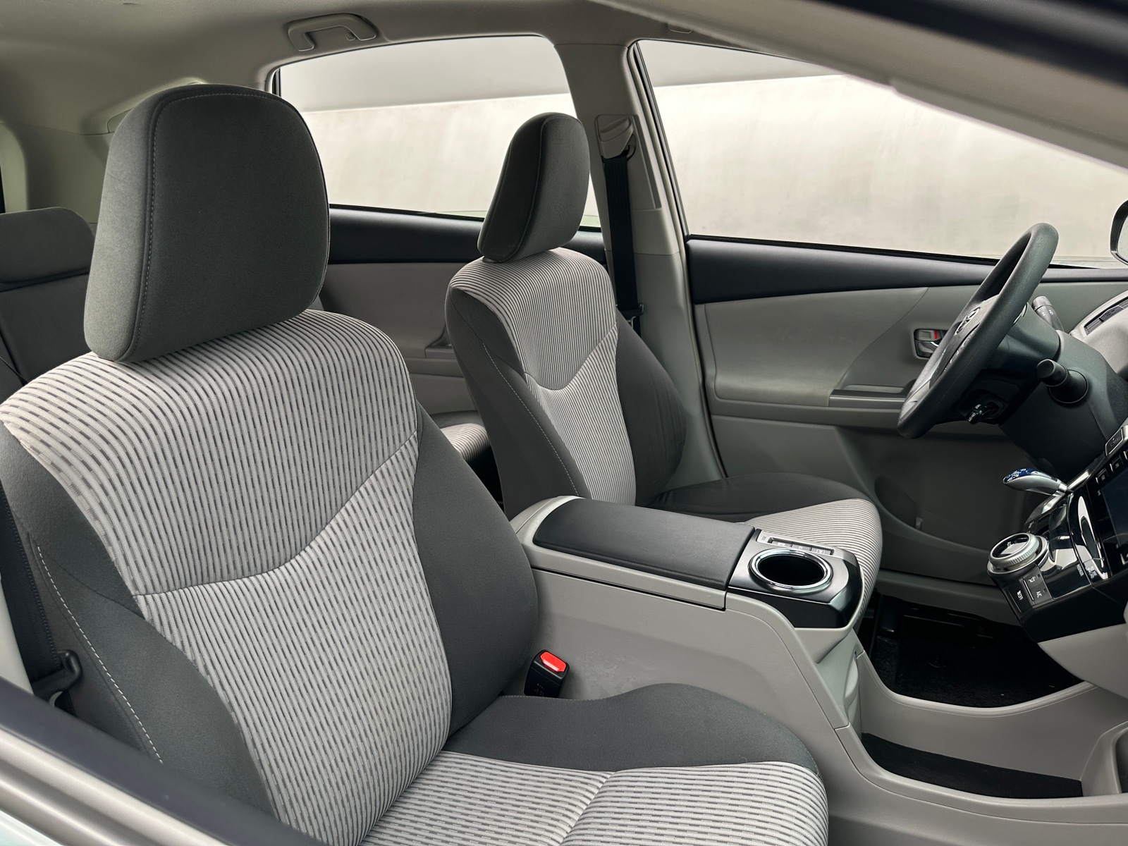 Thumbnail: 2017 Toyota Prius v - 2