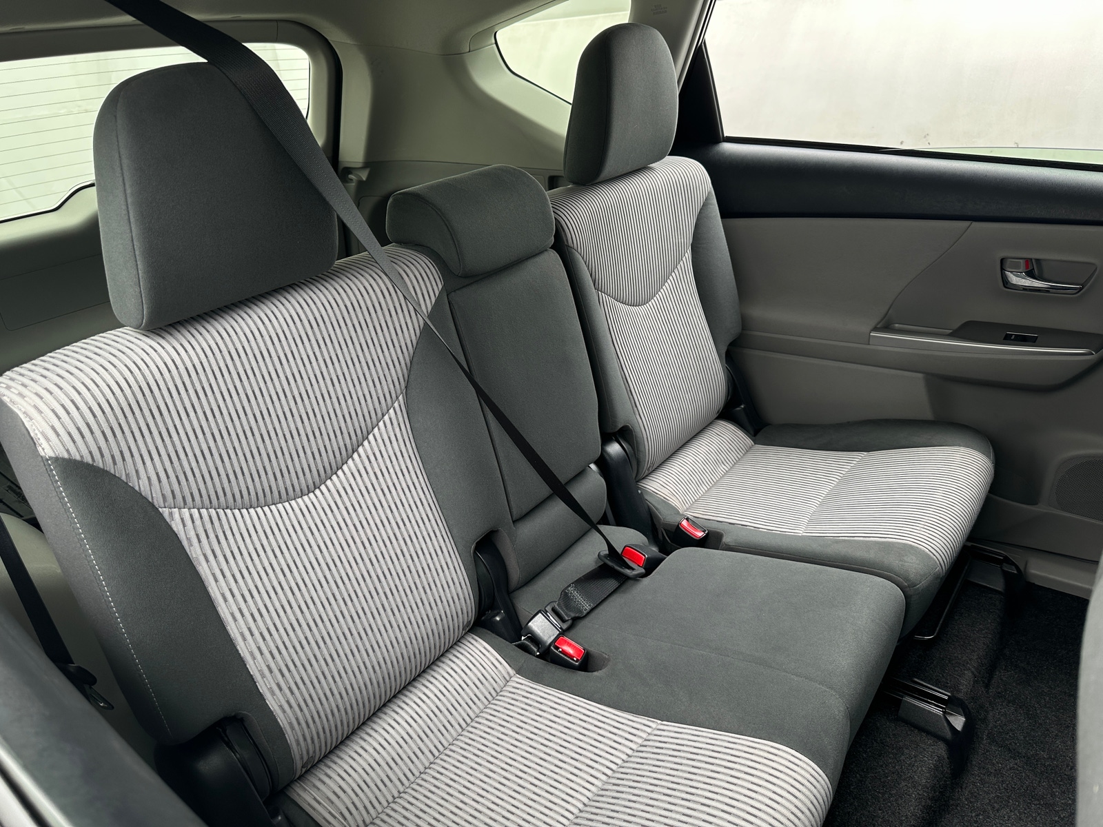 Thumbnail: 2017 Toyota Prius v - 6