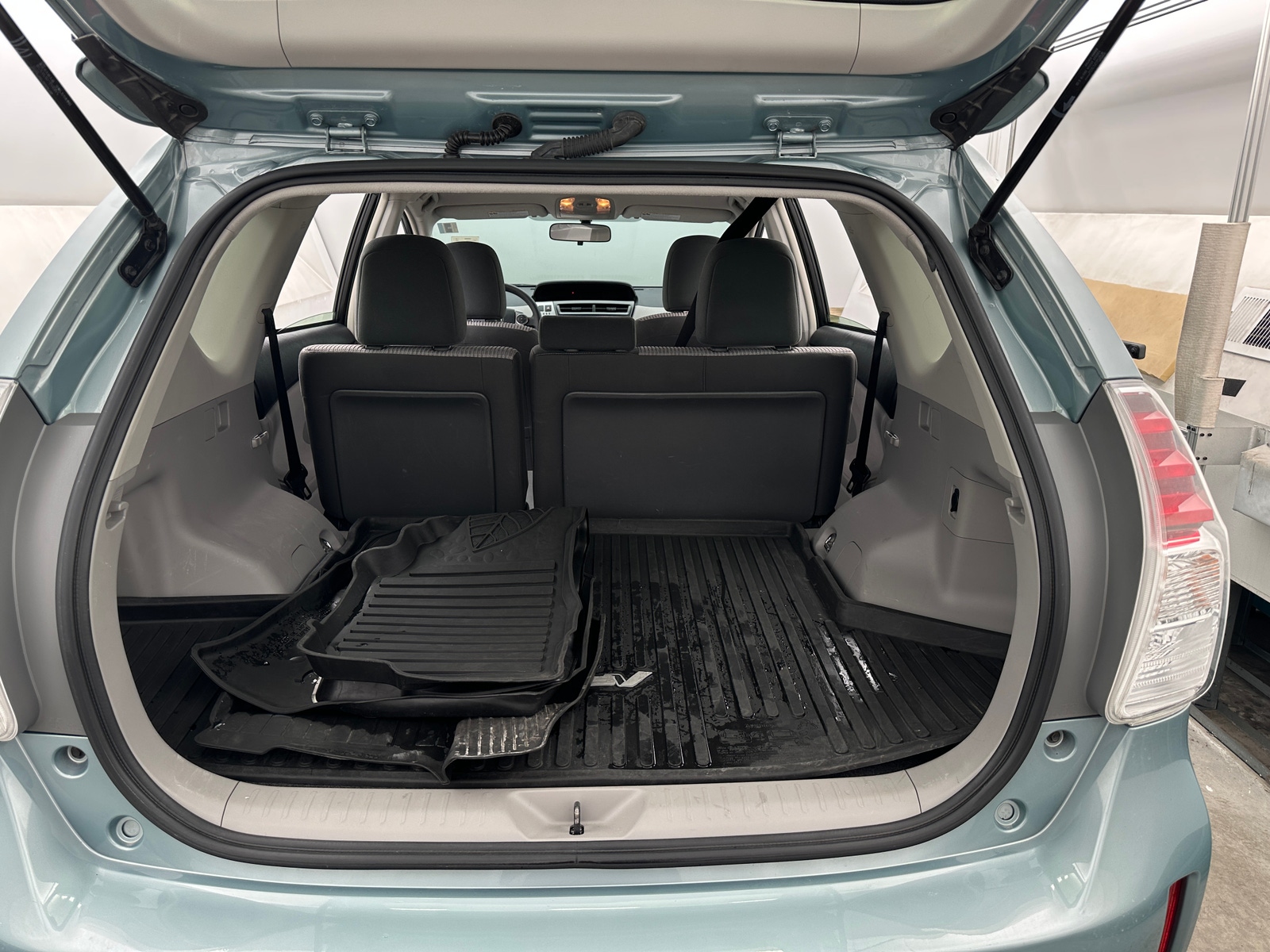 Thumbnail: 2017 Toyota Prius v - 7