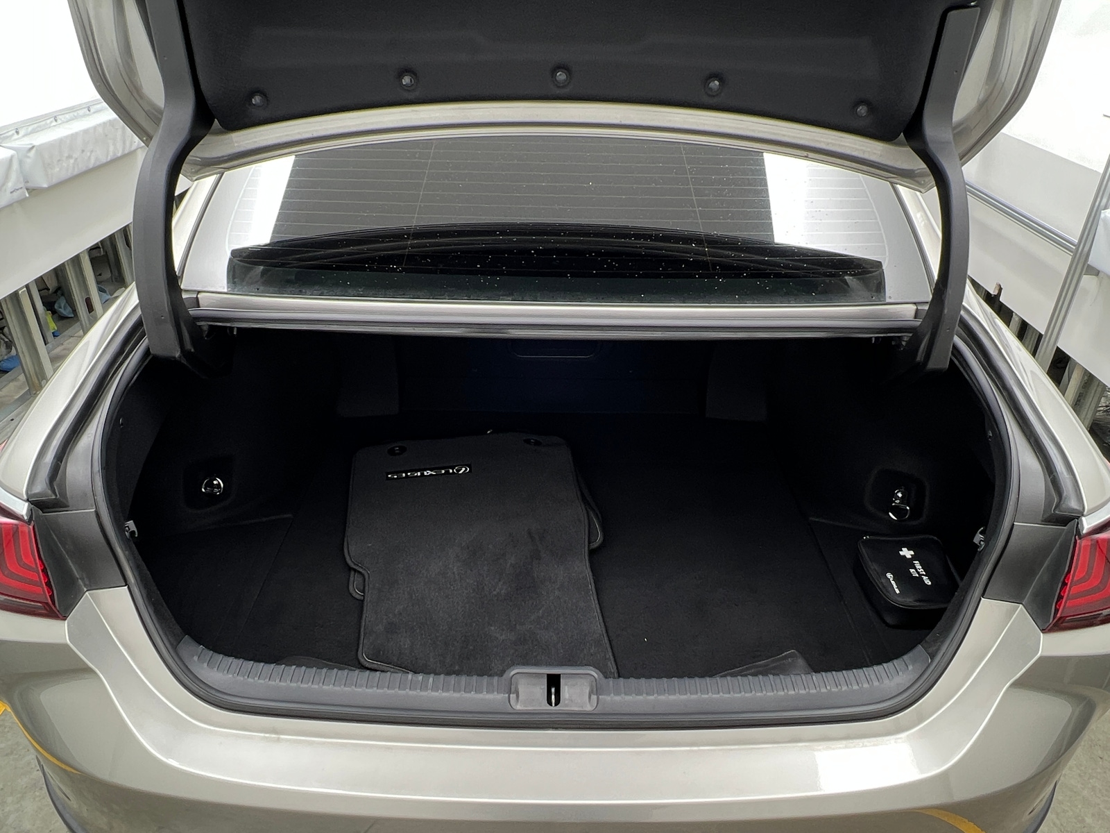 Thumbnail: 2020 Lexus ES - 6