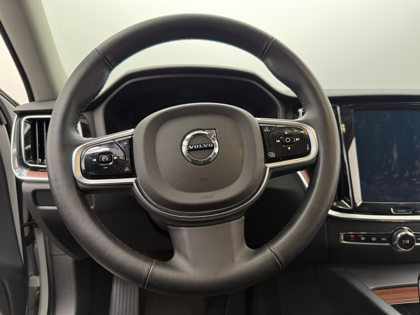 Thumbnail: 2025 Volvo V60 - 4