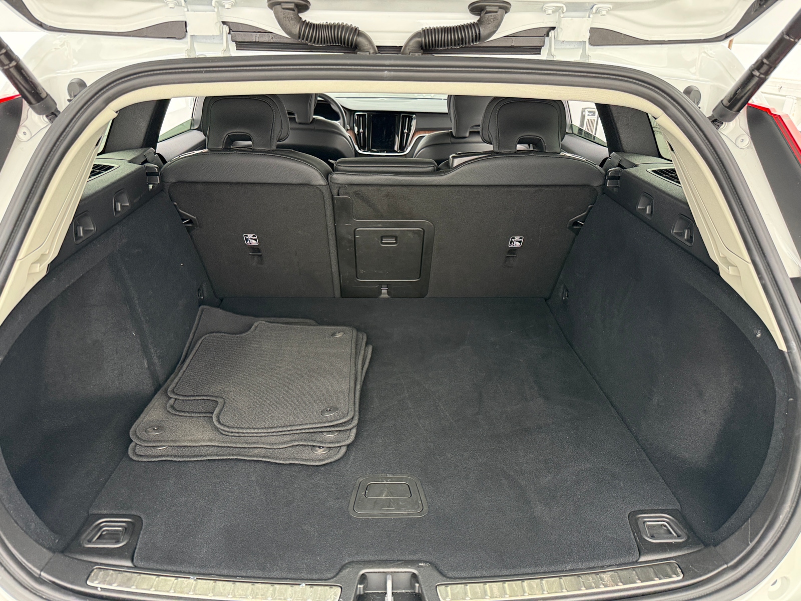 Thumbnail: 2025 Volvo V60 - 6