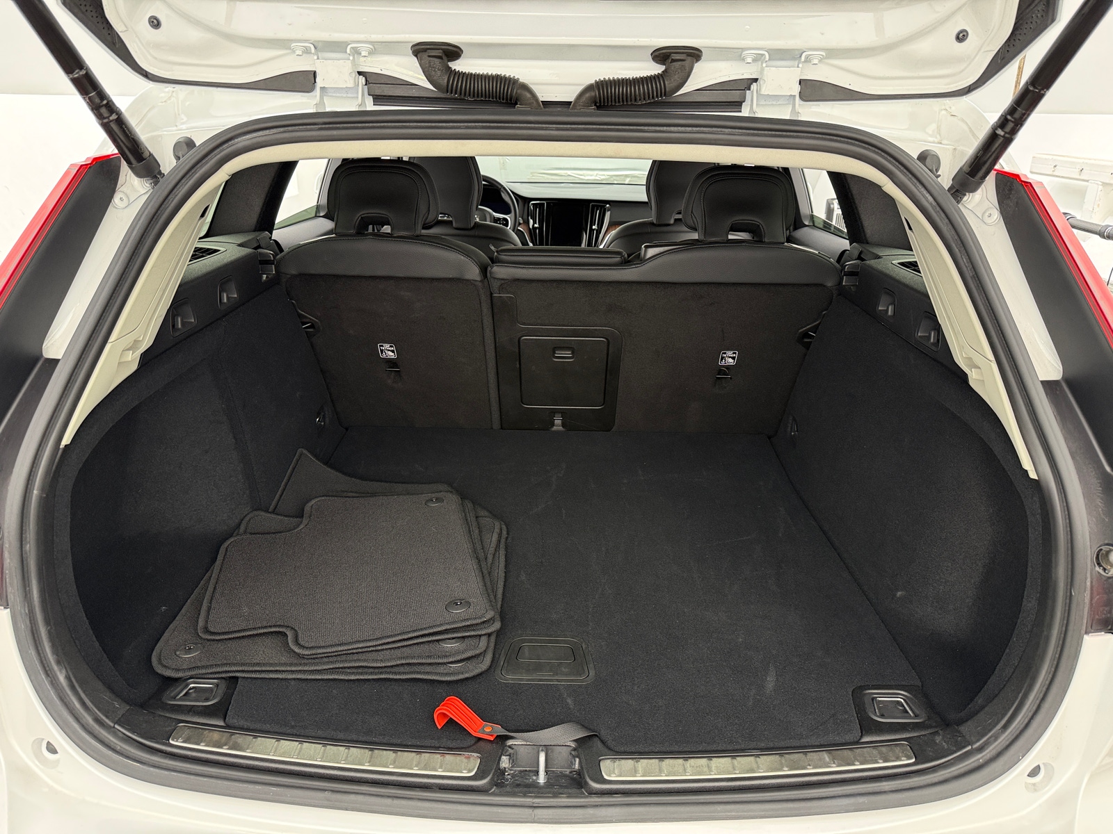 Thumbnail: 2025 Volvo V60 - 6