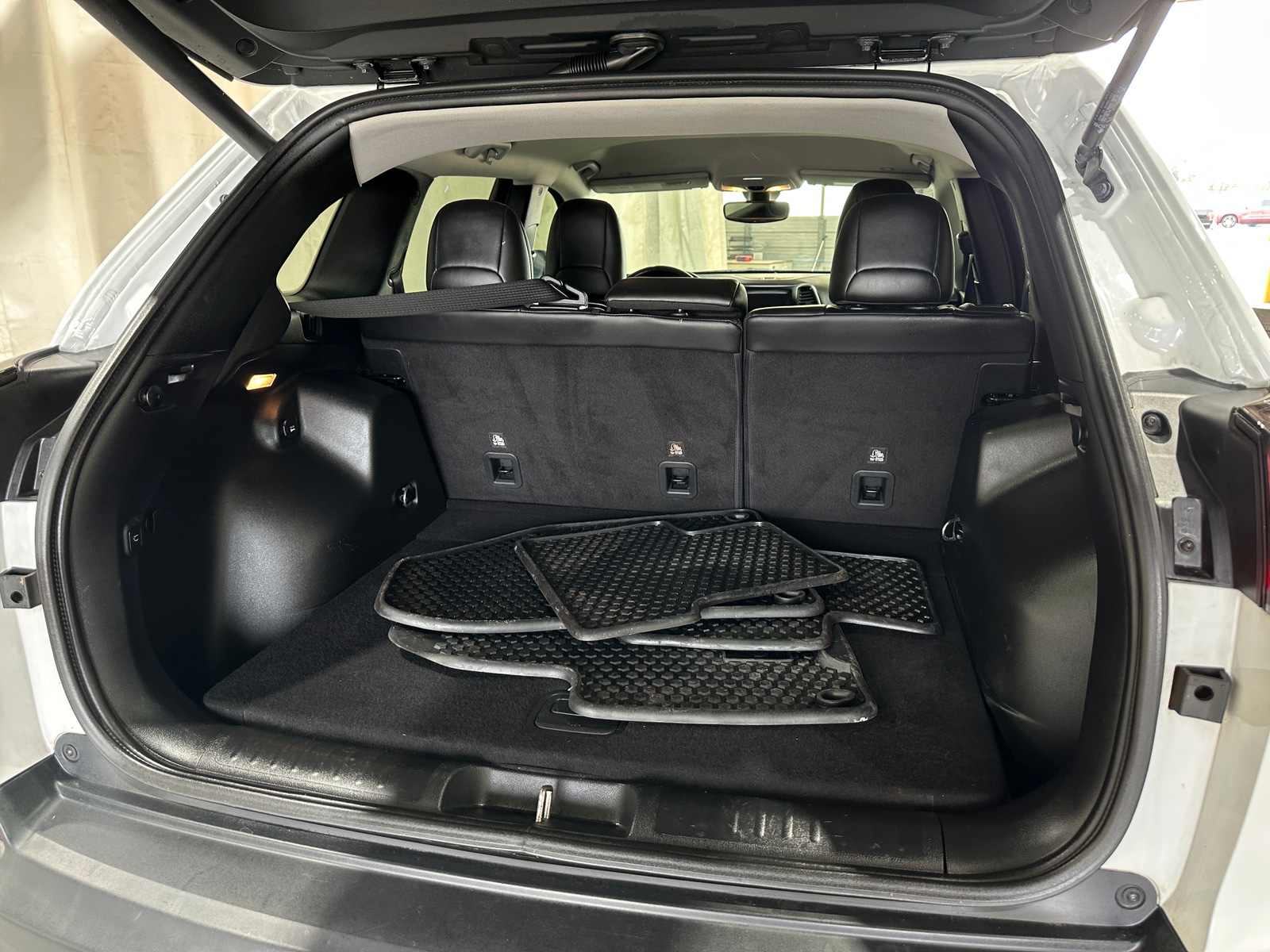 Thumbnail: 2019 Jeep Cherokee - 7