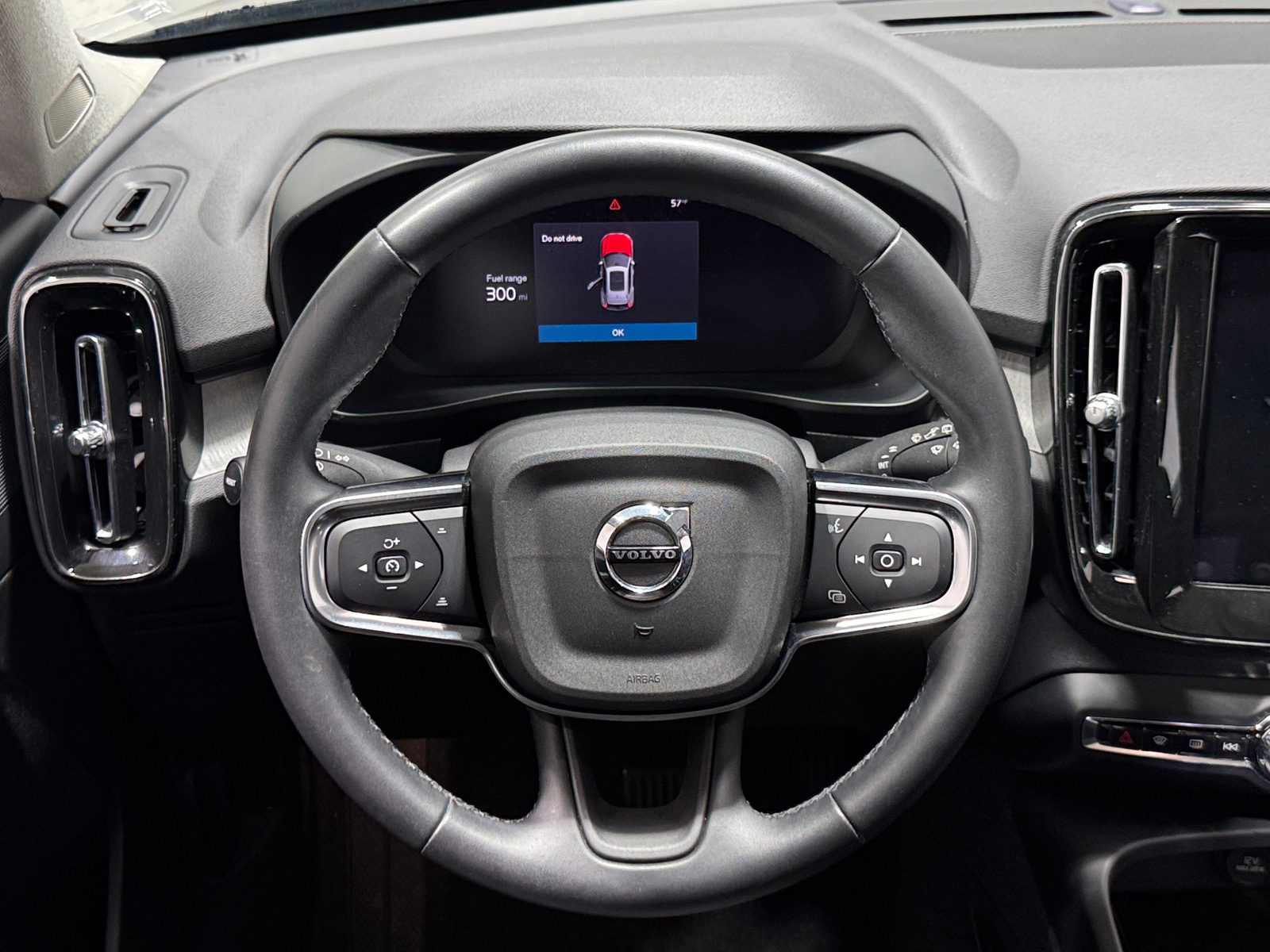 Thumbnail: 2024 Volvo XC40 - 4