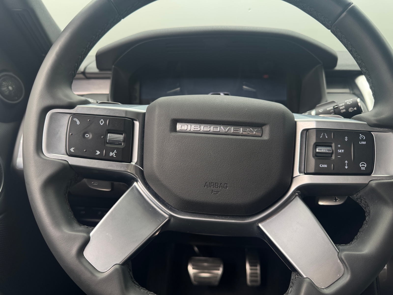 Thumbnail: 2024 Land Rover Discovery - 4