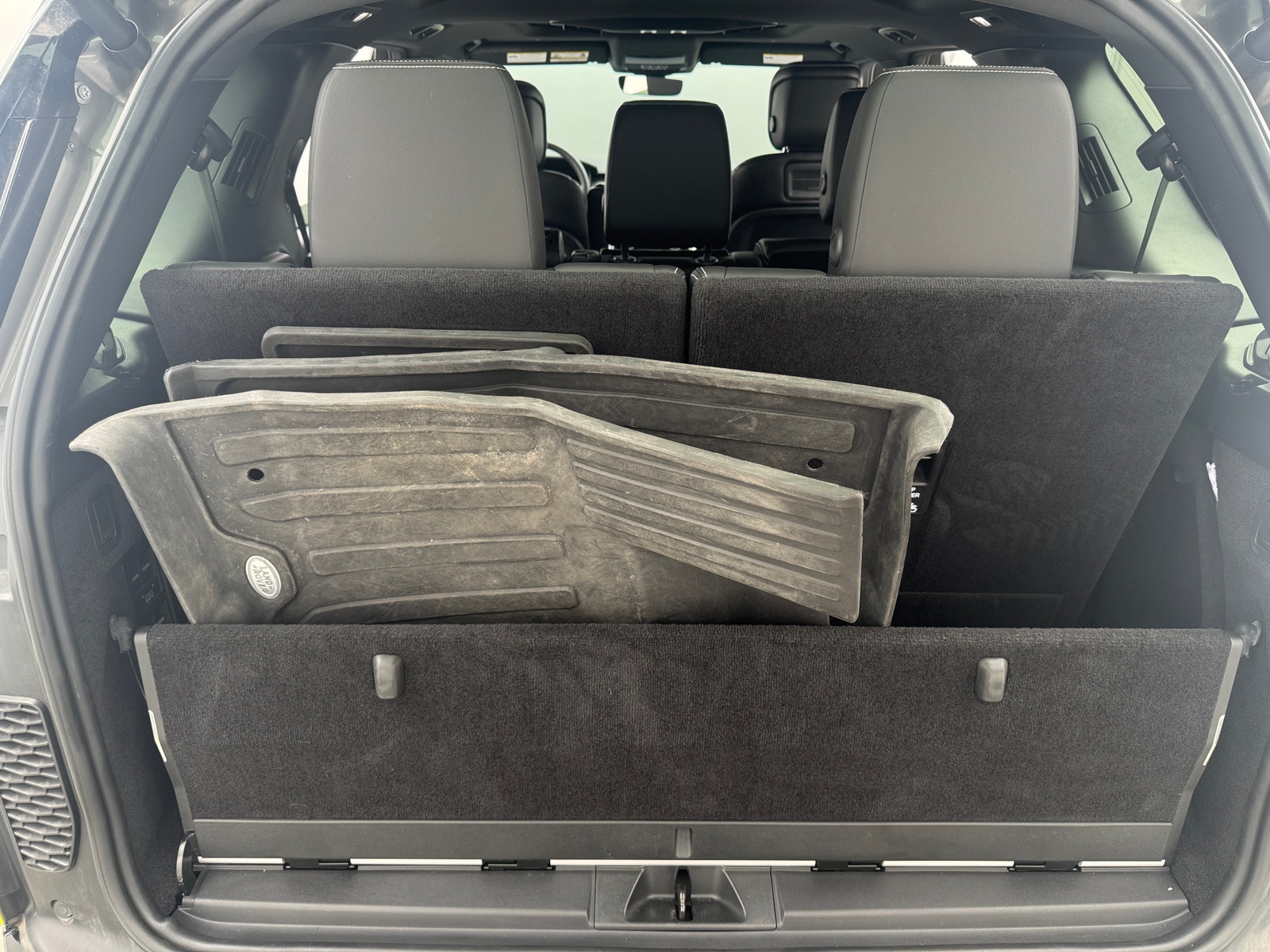 Thumbnail: 2024 Land Rover Discovery - 6