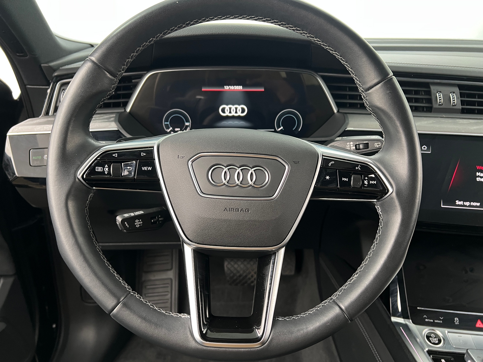 Thumbnail: 2023 Audi e-tron - 4