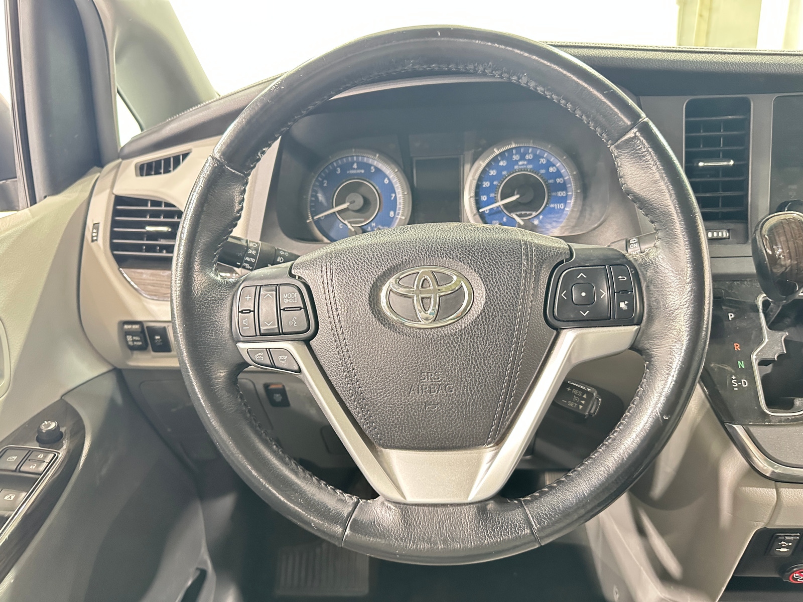 Thumbnail: 2015 Toyota Sienna - 4