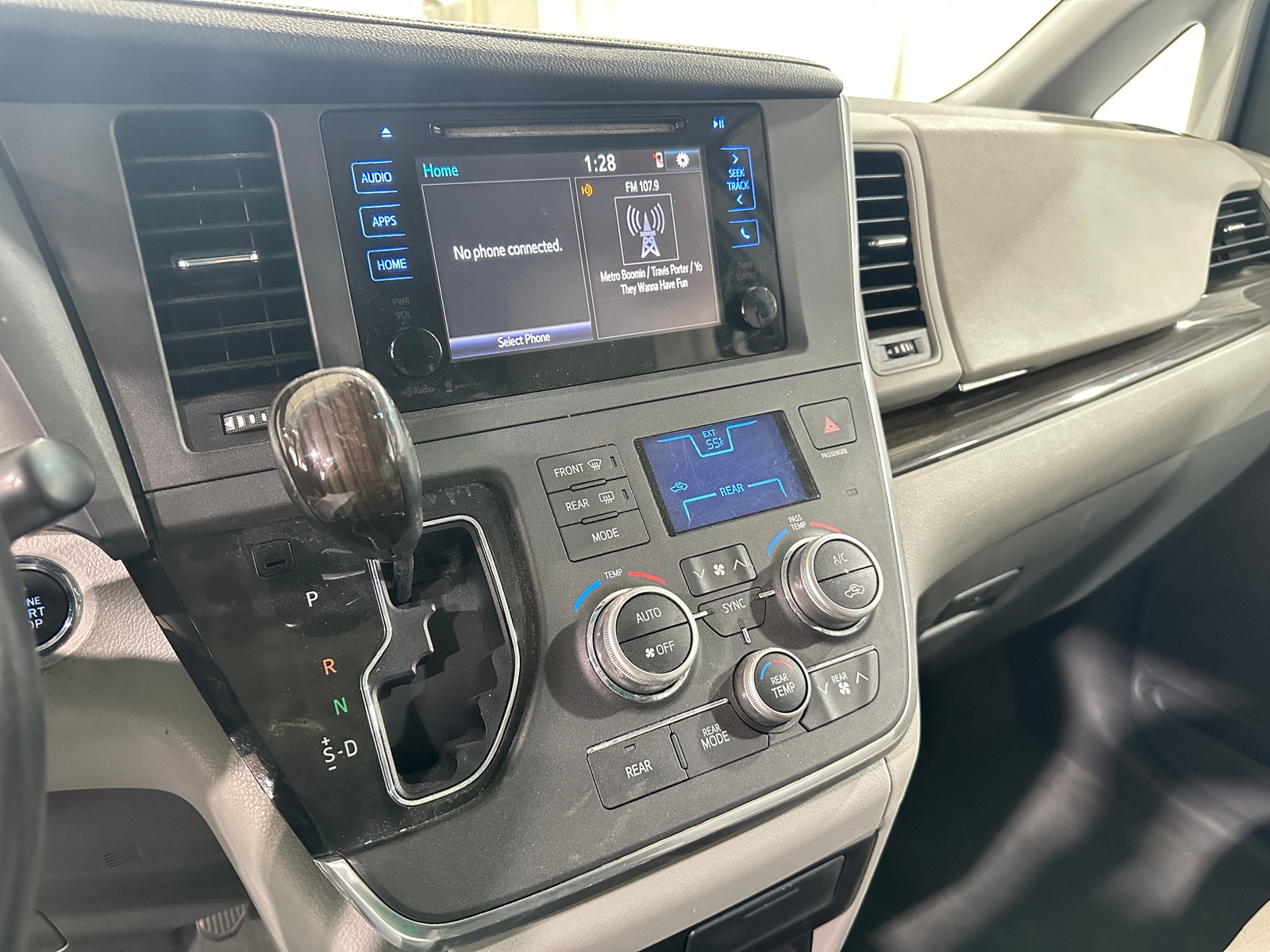 Thumbnail: 2015 Toyota Sienna - 3