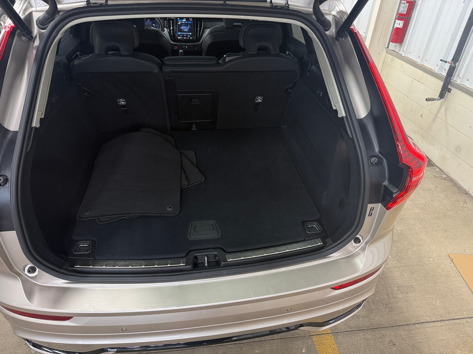 Thumbnail: 2025 Volvo XC60 - 6