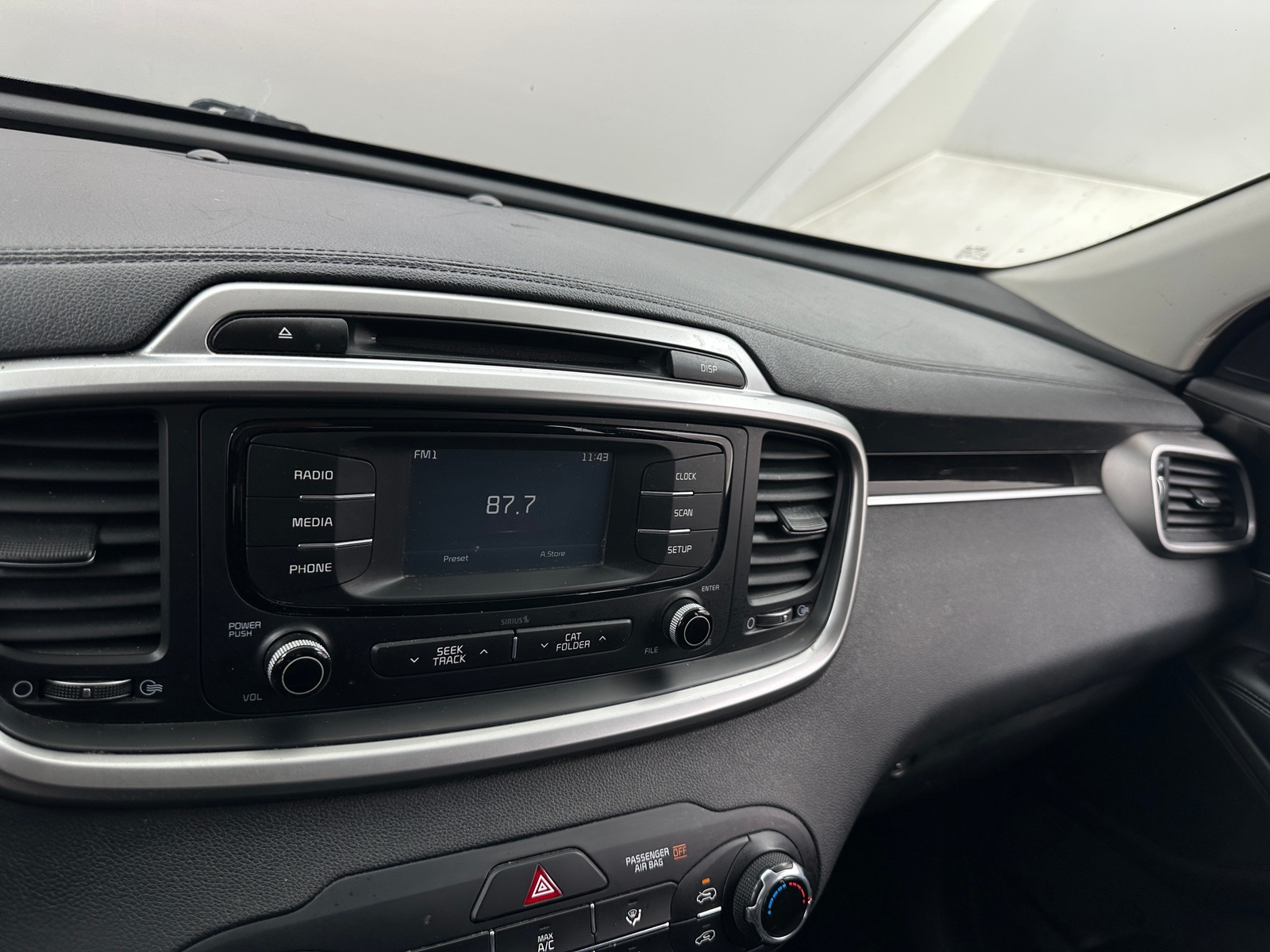 Thumbnail: 2017 Kia Sorento - 4