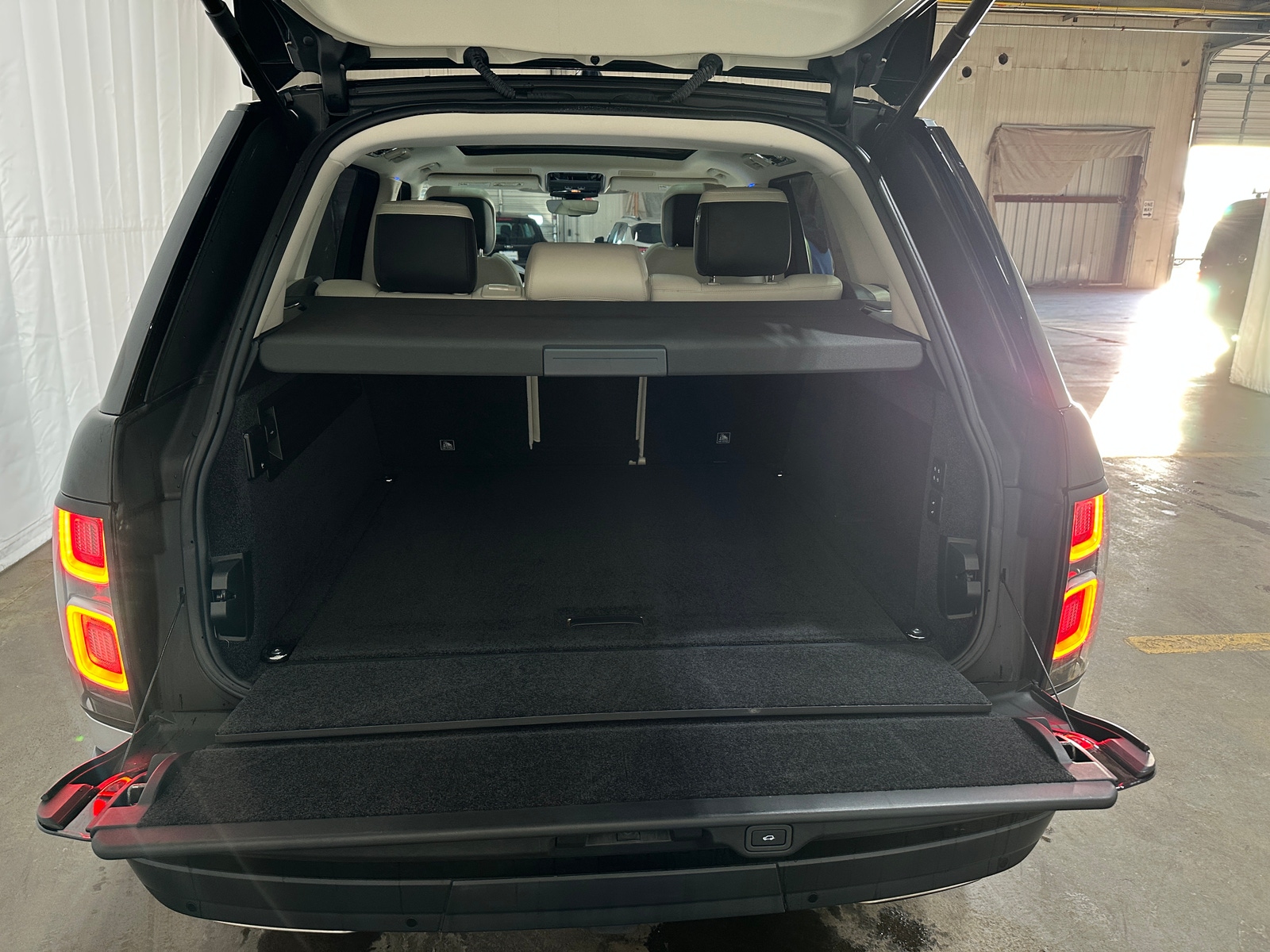 Thumbnail: 2020 Land Rover Range Rover - 6