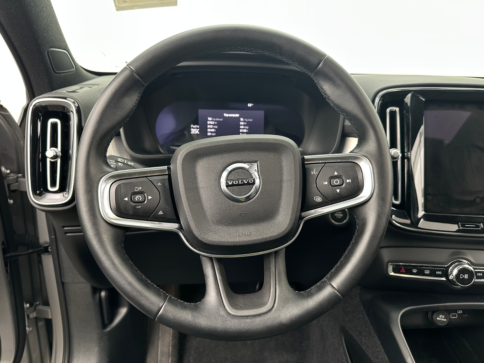 Thumbnail: 2025 Volvo XC40 - 5