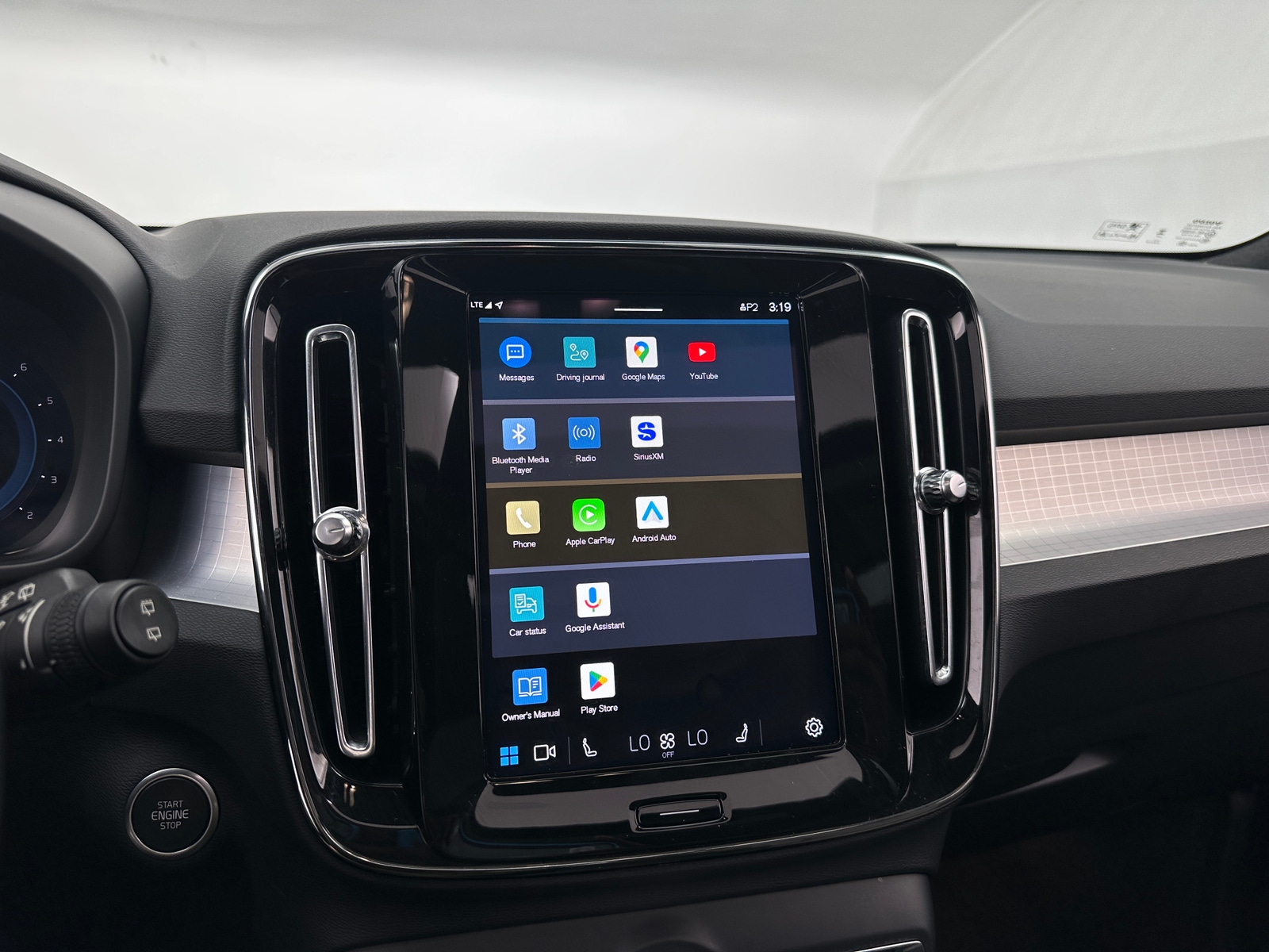 Thumbnail: 2025 Volvo XC40 - 4