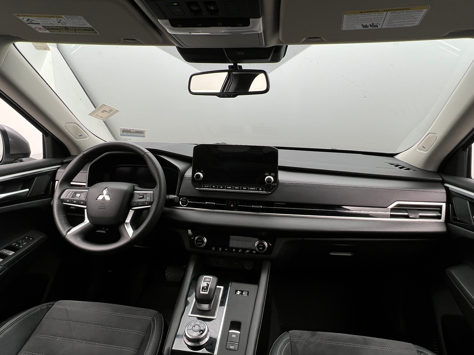 Thumbnail: 2023 Mitsubishi Outlander - 3