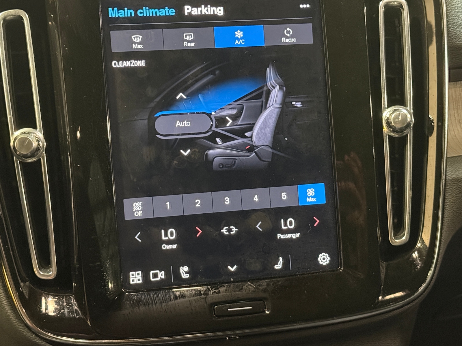 Thumbnail: 2024 Volvo XC40 - 4