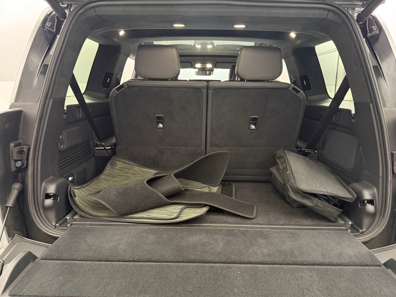 Thumbnail: 2023 Rivian R1S - 6