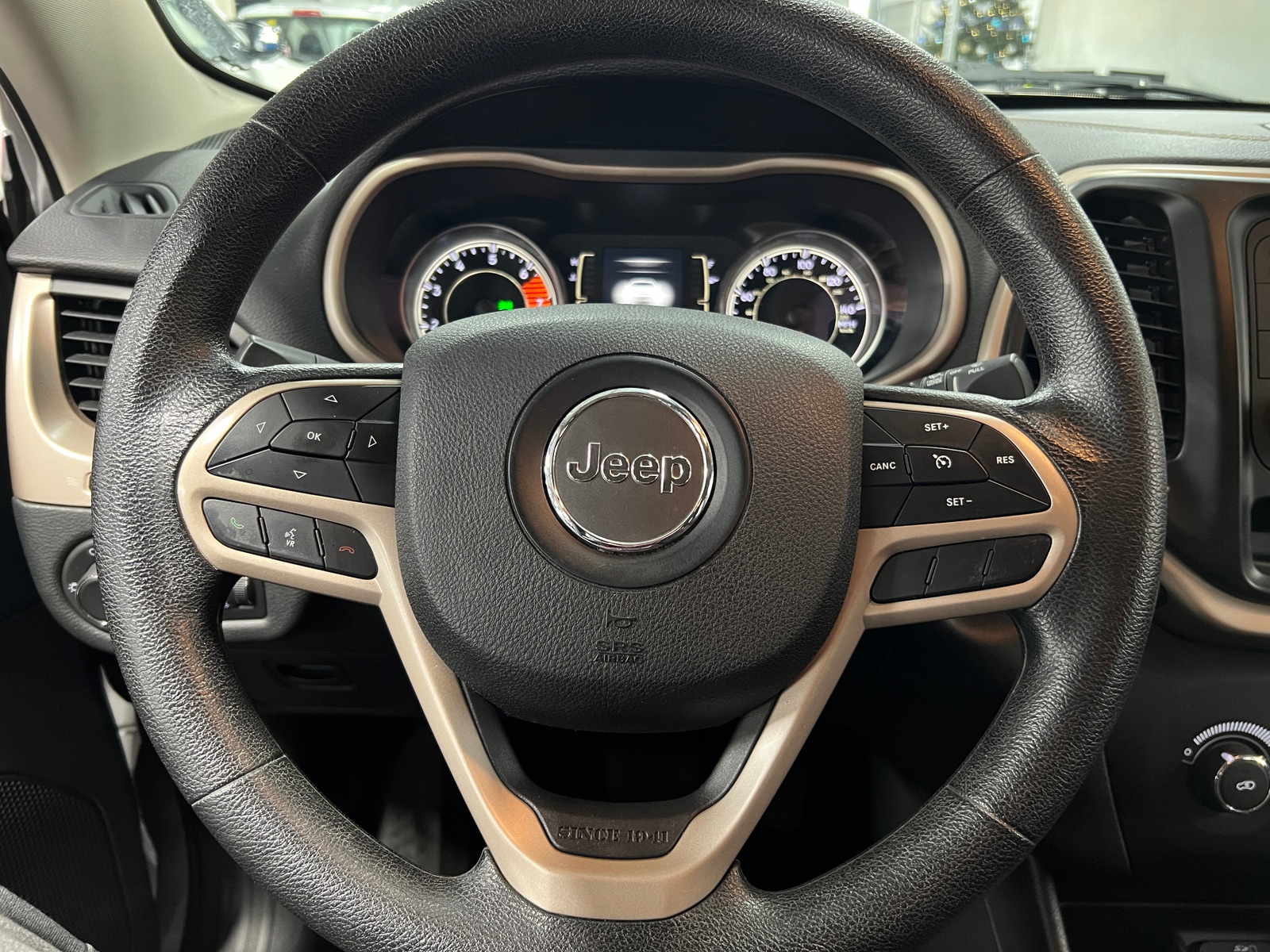 Thumbnail: 2017 Jeep Cherokee - 5